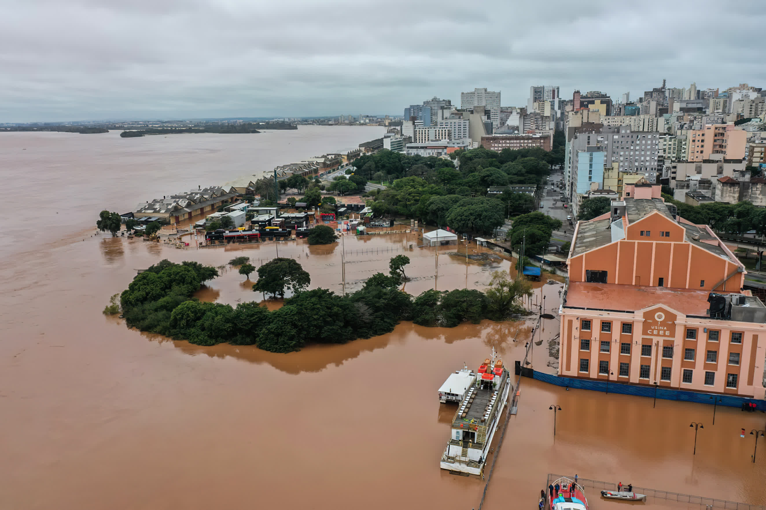 這是5月3日在巴西南里奧格蘭德州阿雷格裡港拍攝的被洪水淹沒的街道和建築。（新華社）