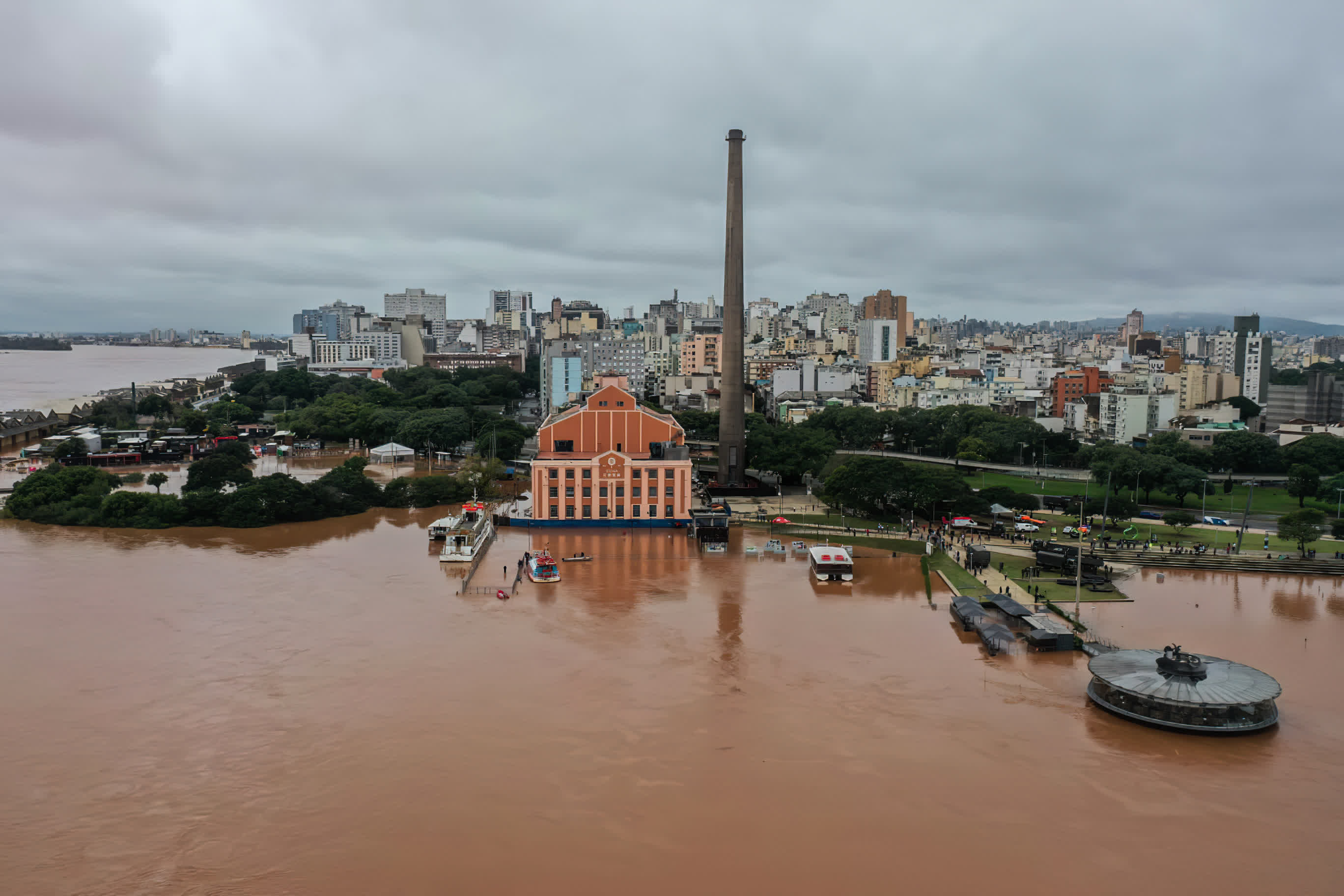 這是5月3日在巴西南里奧格蘭德州阿雷格裡港拍攝的被洪水淹沒的街道和建築。（新華社）