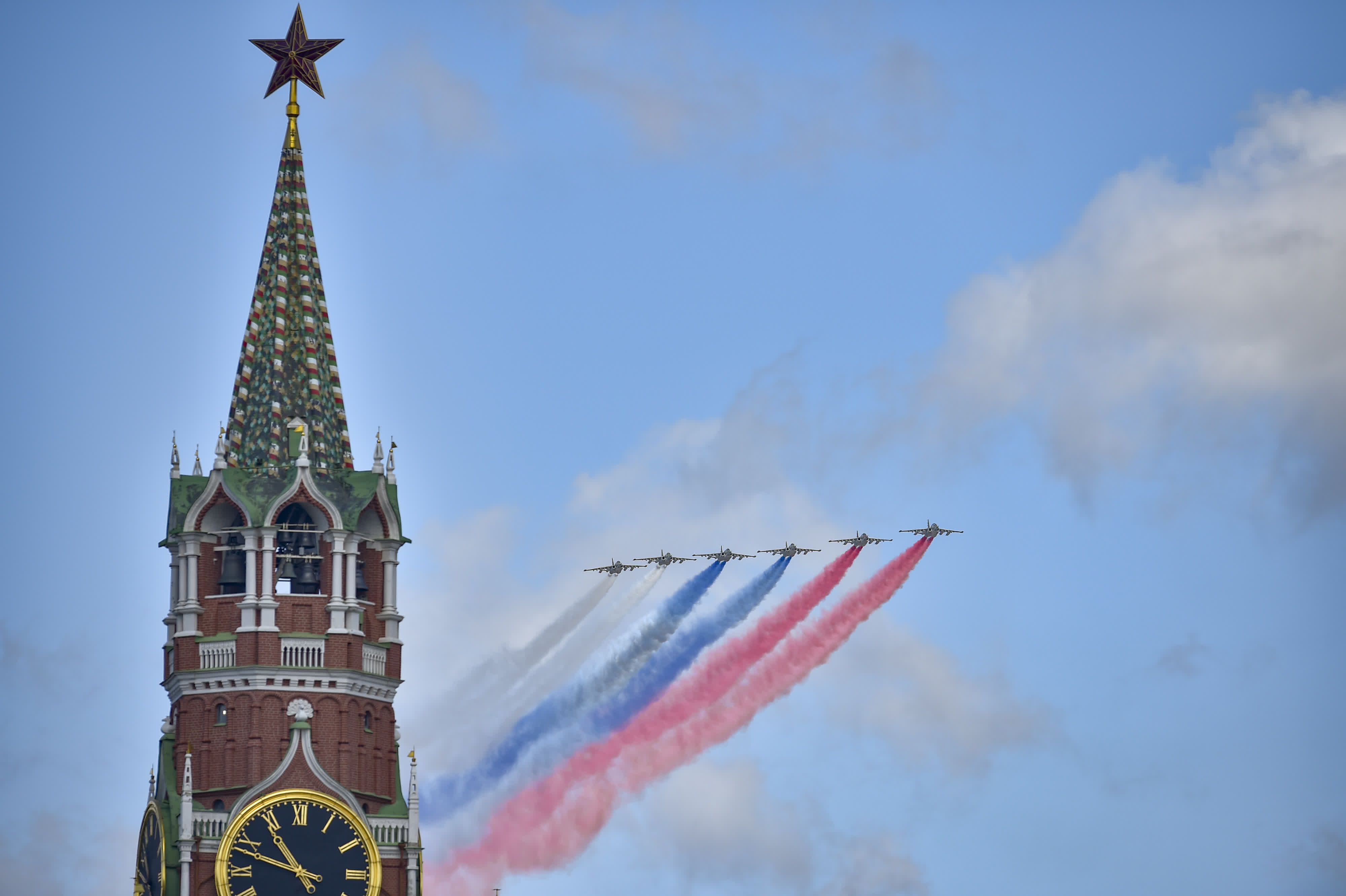 5月5日，在俄羅斯首都莫斯科，戰機編隊飛過紅場。（新華社）