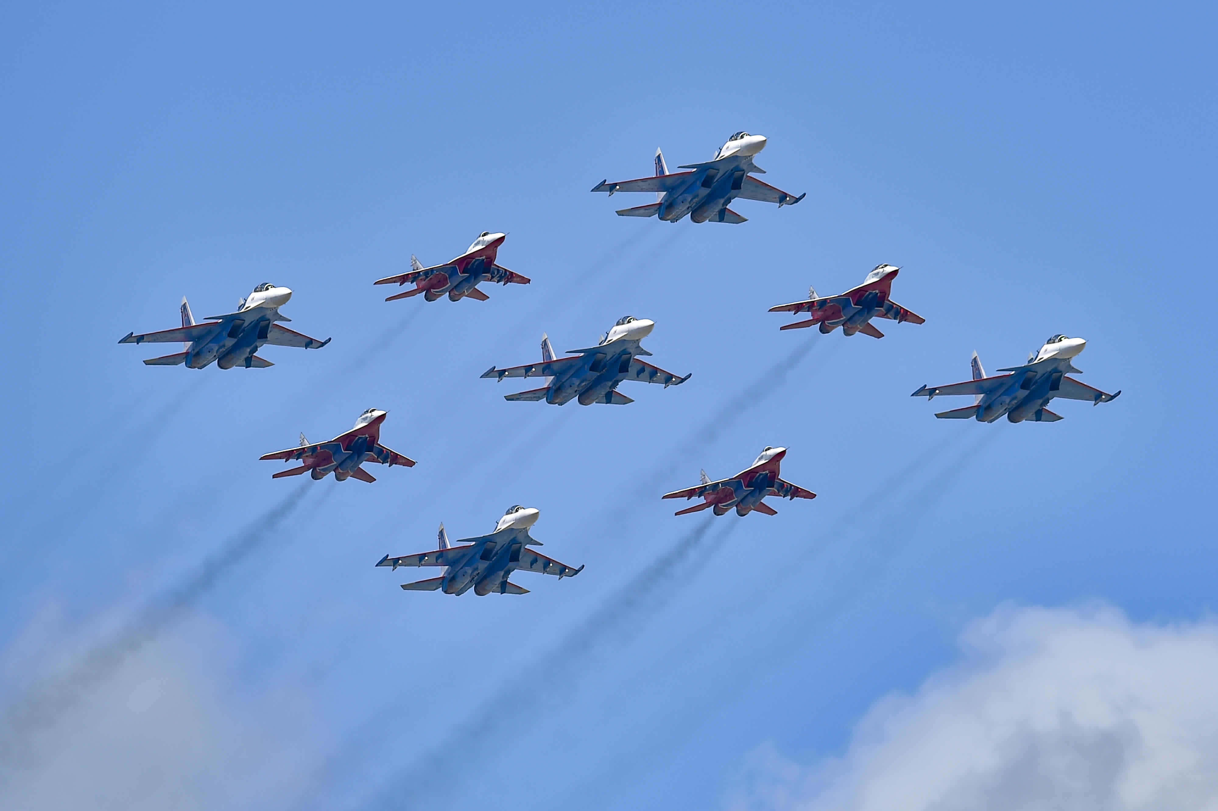 5月5日，在俄羅斯首都莫斯科，飛行表演隊成員駕駛戰機飛過紅場上空。