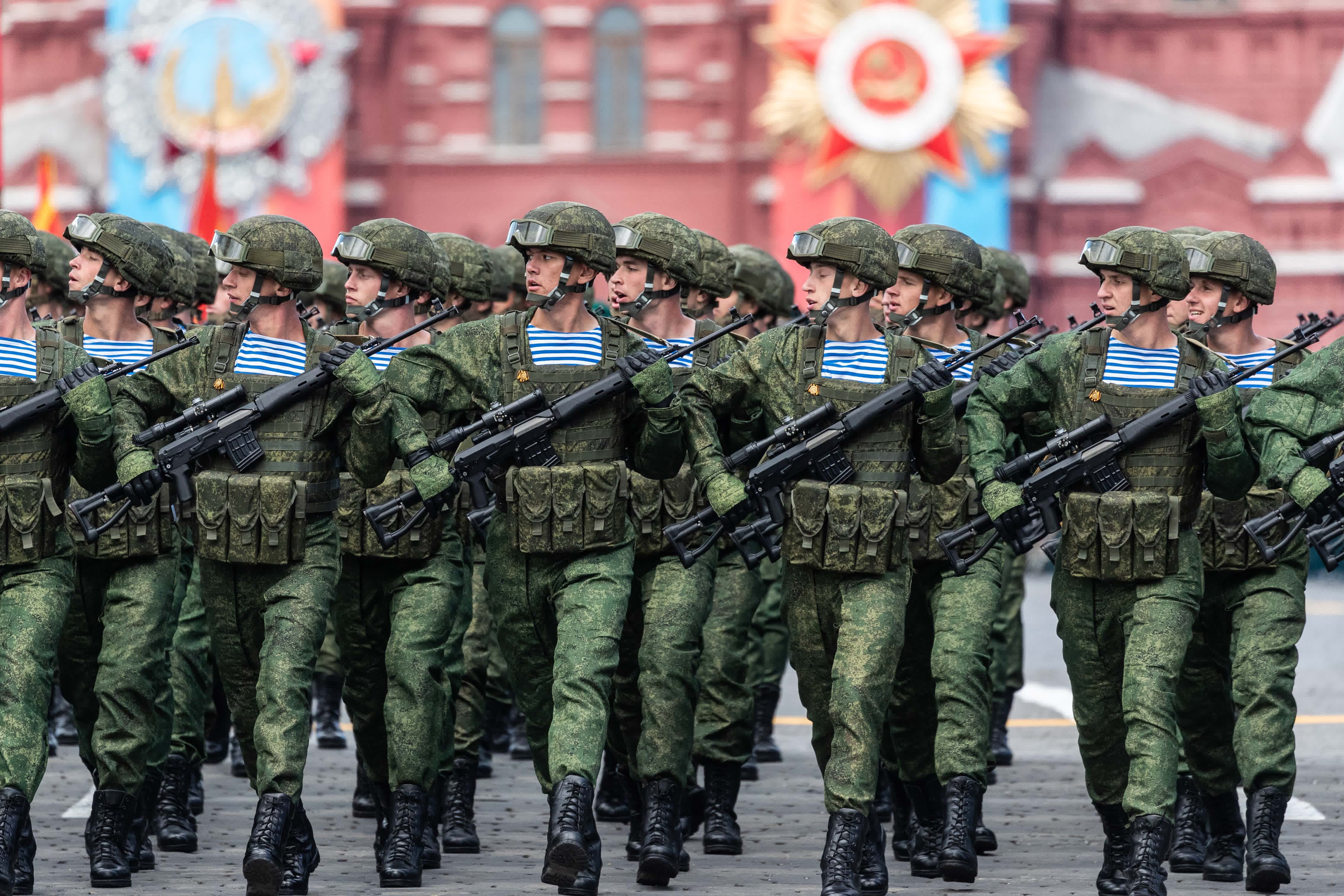 5月5日，在俄羅斯首都莫斯科，士兵列隊走過紅場。（新華社）