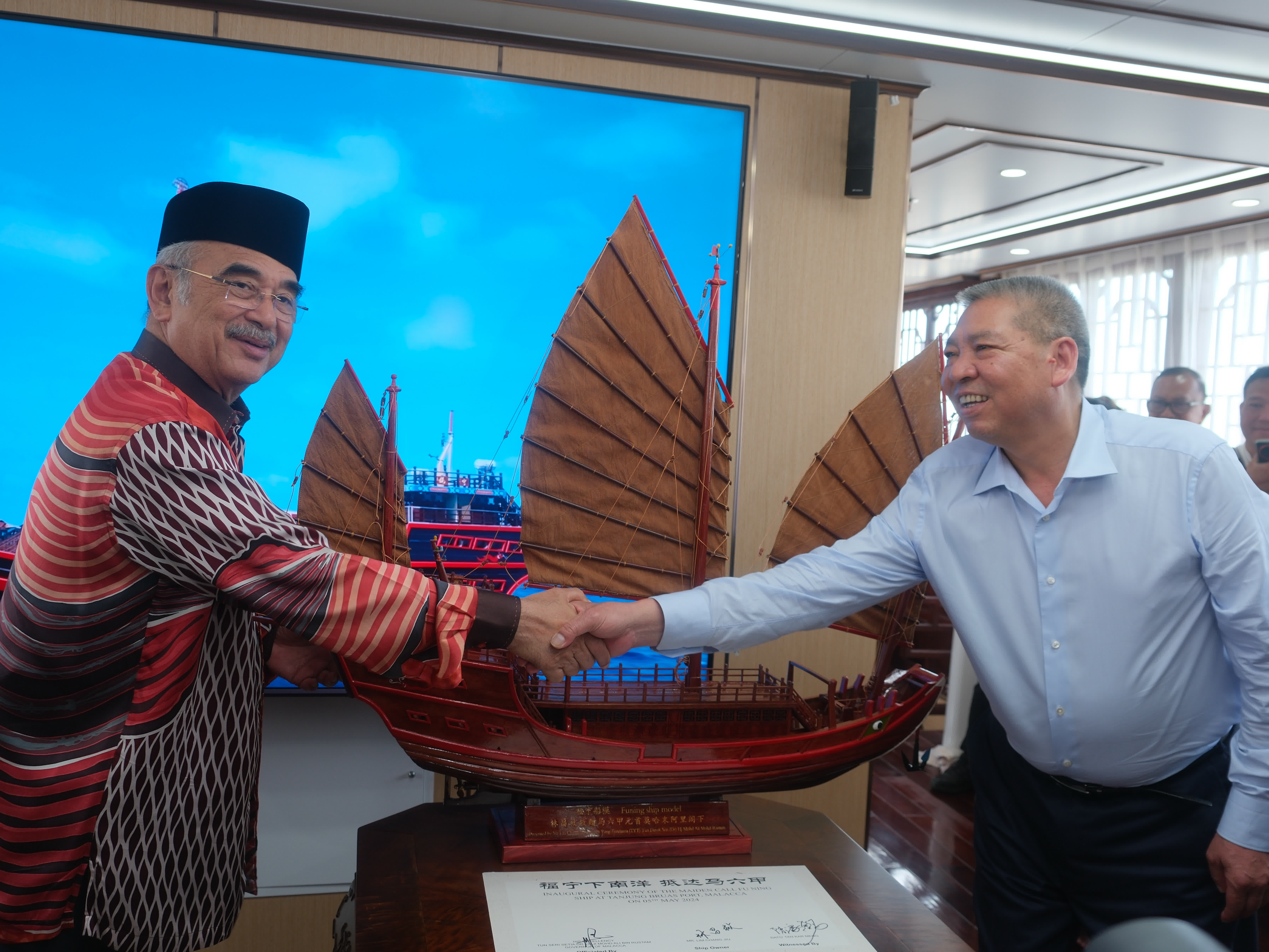 圖為馬六甲州元首穆罕默德（左）5日抵「福寧」號參觀，並獲贈「福寧」號模型。（中新社）