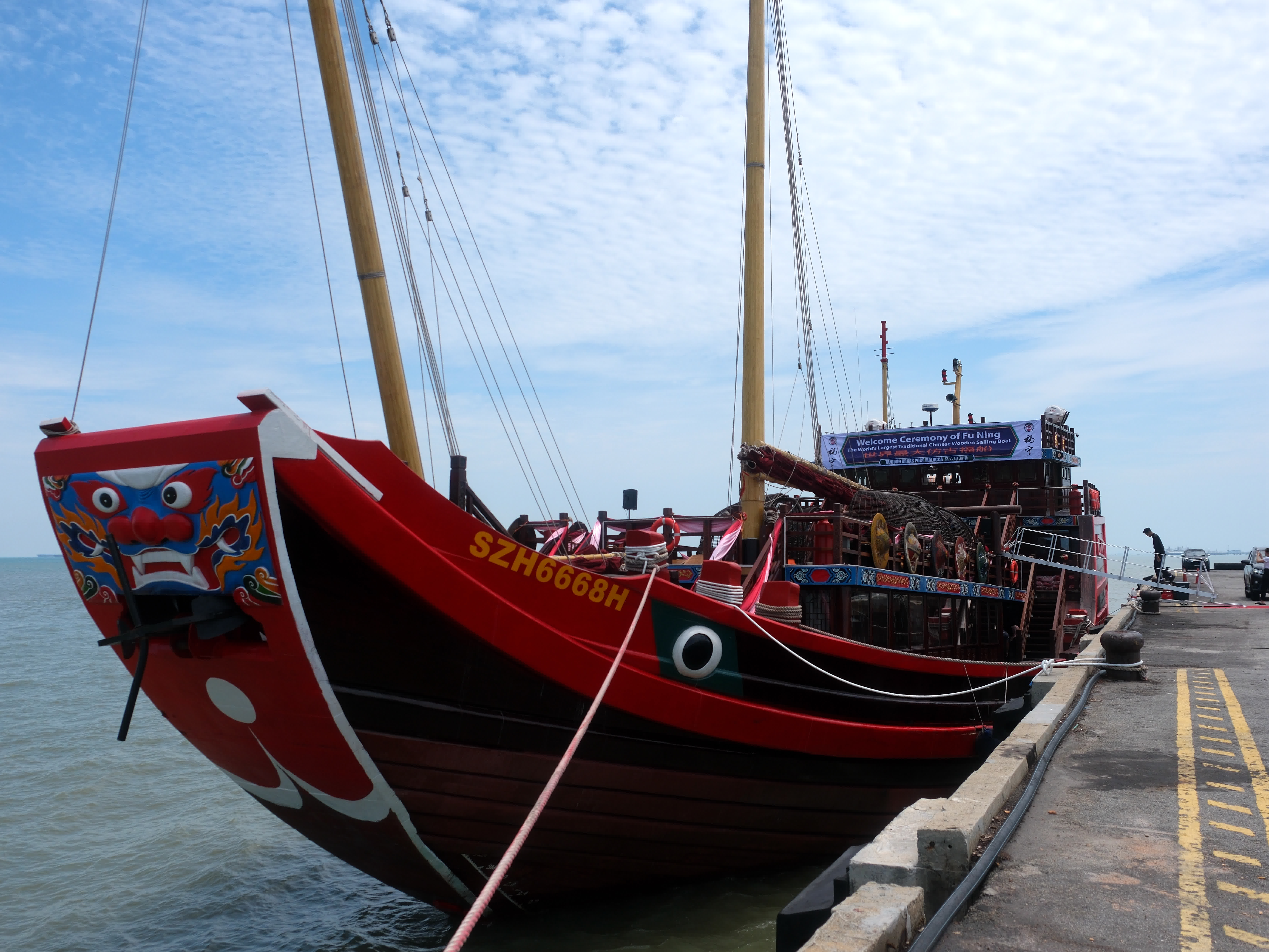圖為停泊在馬六甲海峽的「福寧」號，船頭的獅虎獸像頗為搶眼。（中新社）