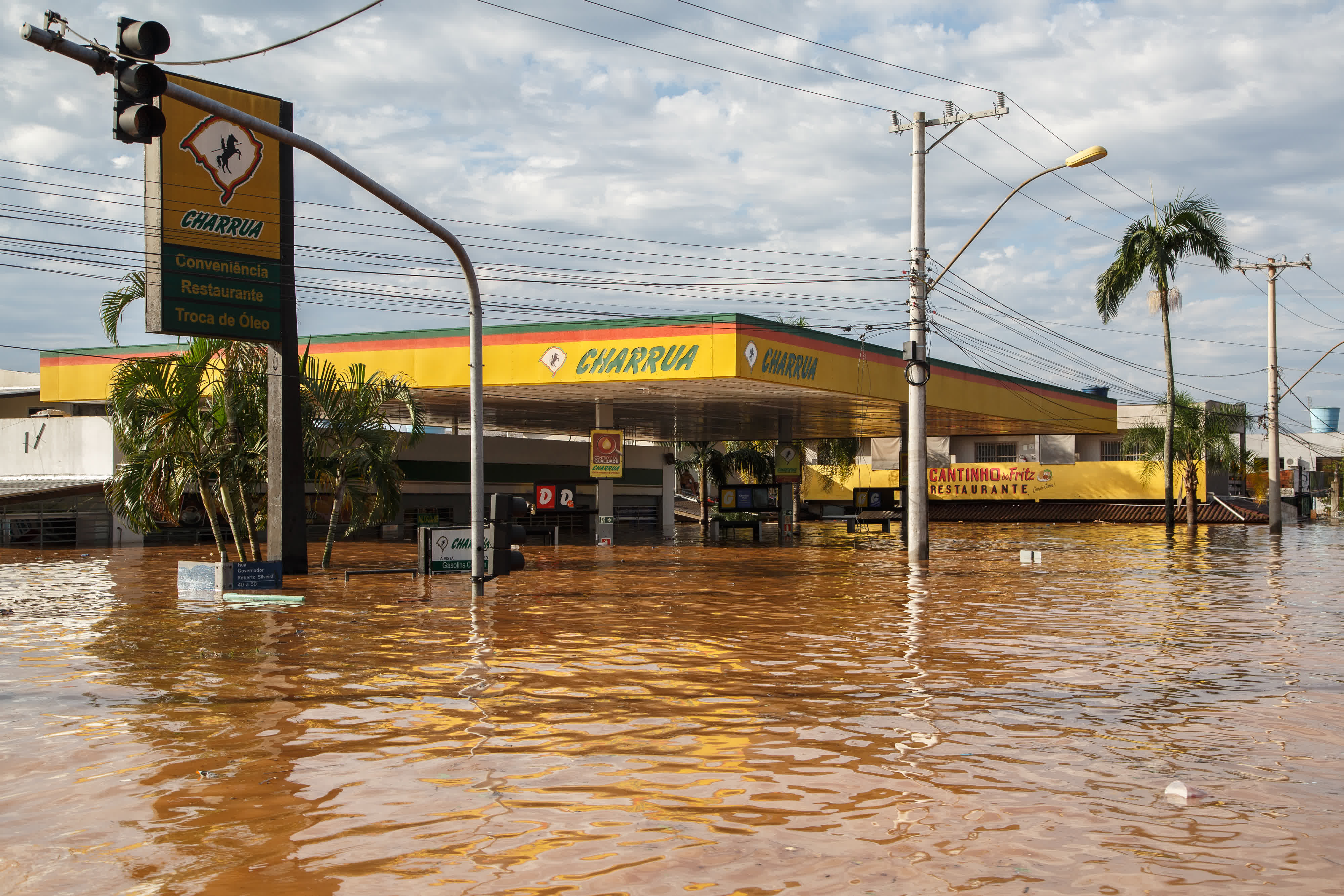這是5月5日在巴西南里奧格蘭德州聖萊奧波爾多拍攝的一處被洪水淹沒的加油站。（新華社）