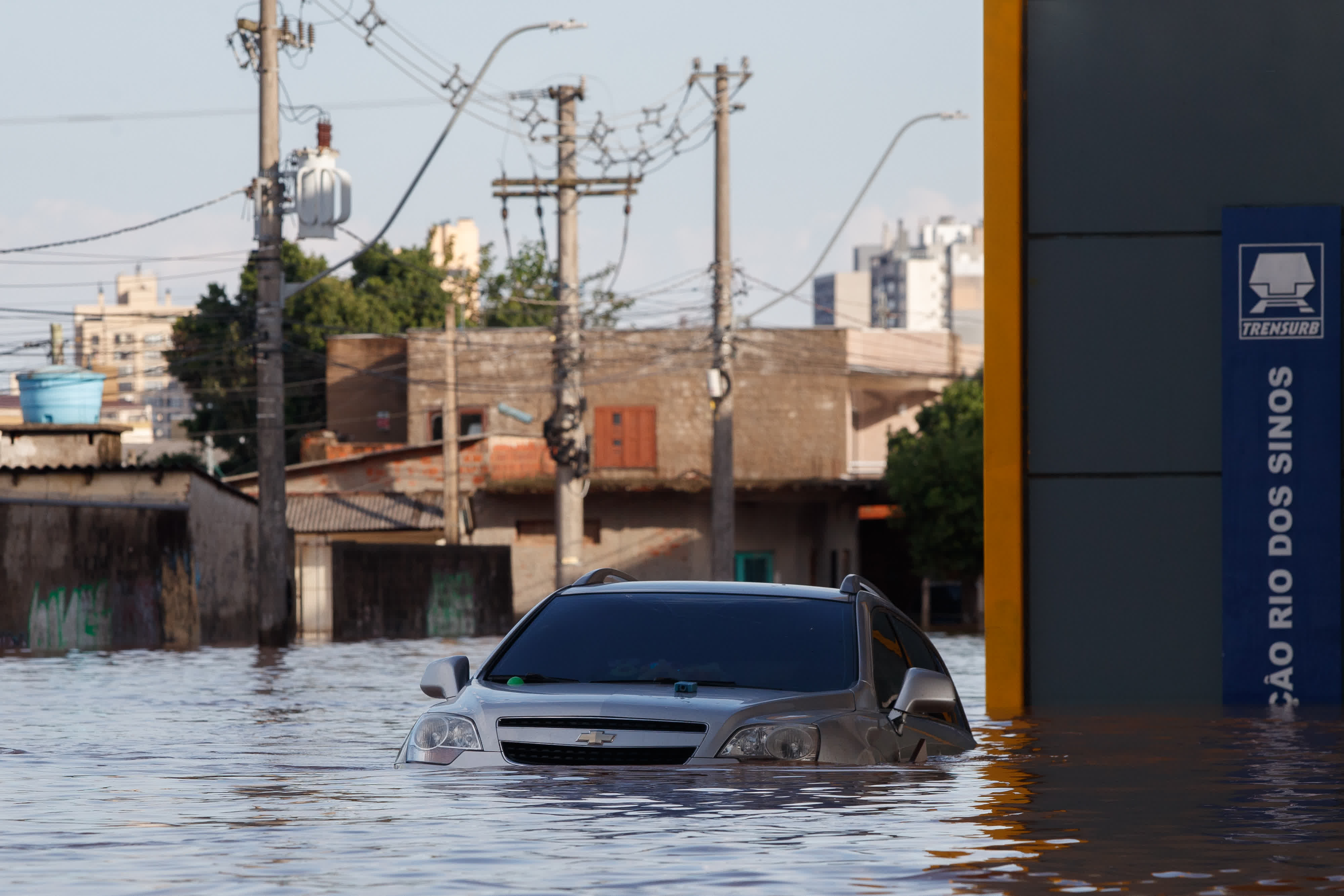 這是5月5日在巴西南里奧格蘭德州聖萊奧波爾多拍攝的被洪水浸泡的汽車。（新華社）