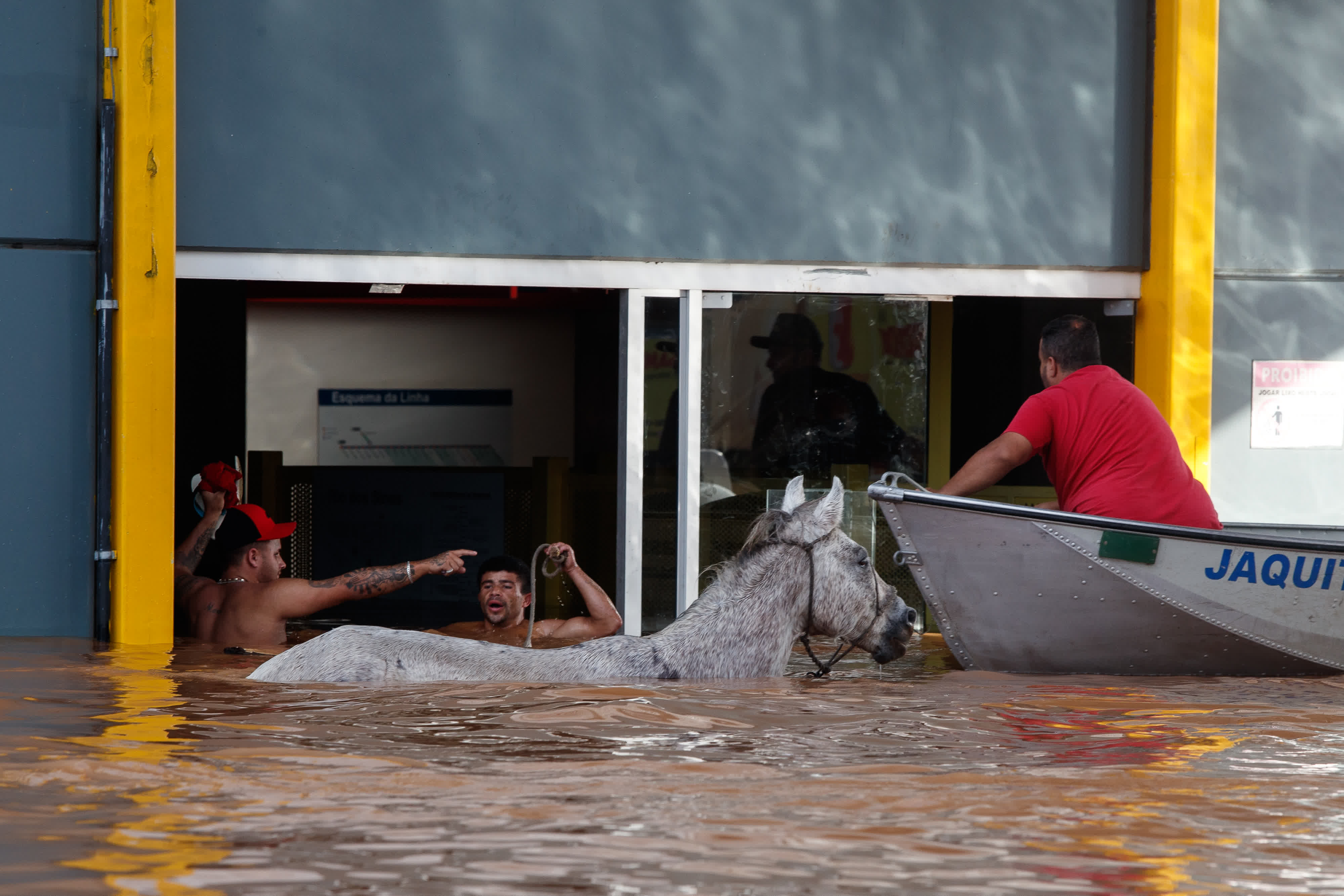 5月5日，在巴西南里奧格蘭德州聖萊奧波爾多，救援人員幫助當地居民轉移。（新華社）