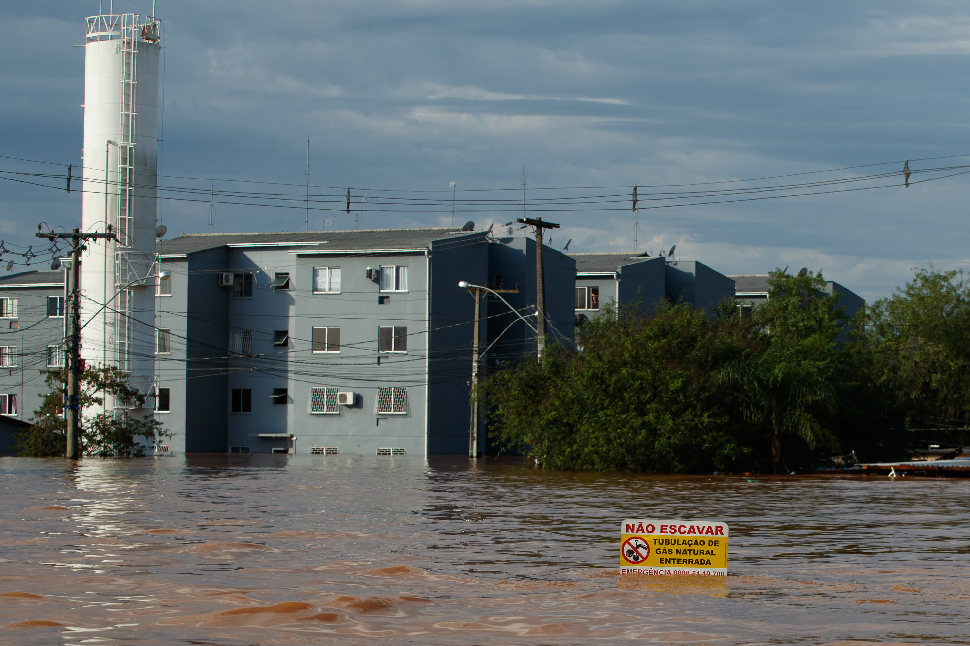 這是5月5日在巴西南里奧格蘭德州聖萊奧波爾多拍攝的被洪水浸泡的建築與街道。（新華社）