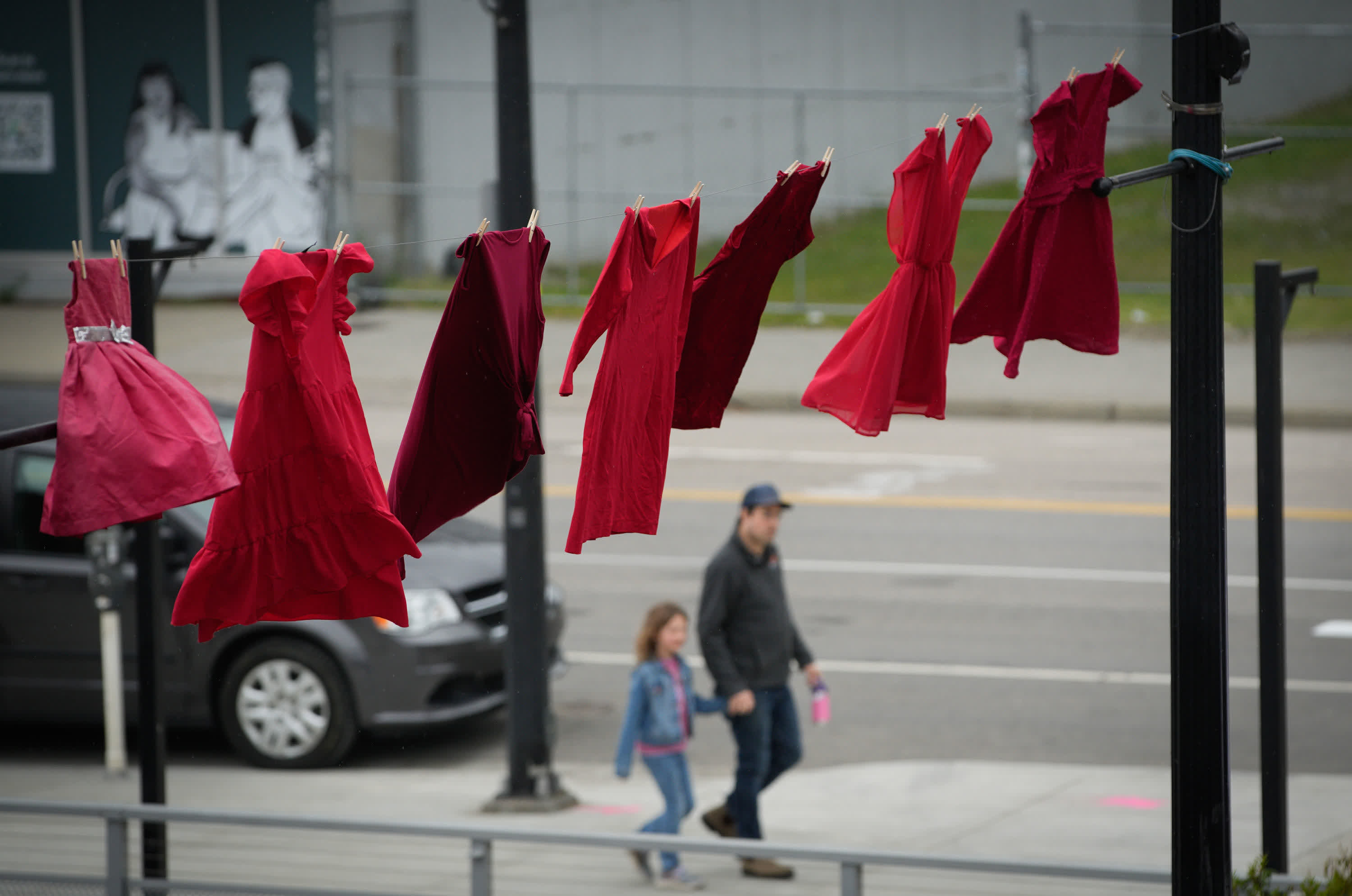5月5日，在加拿大新威斯敏斯特舉辦的「紅裙日」紀念活動中，紅色裙子被高高掛起，以紀念失蹤和被謀殺的原住民女性。（新華社）