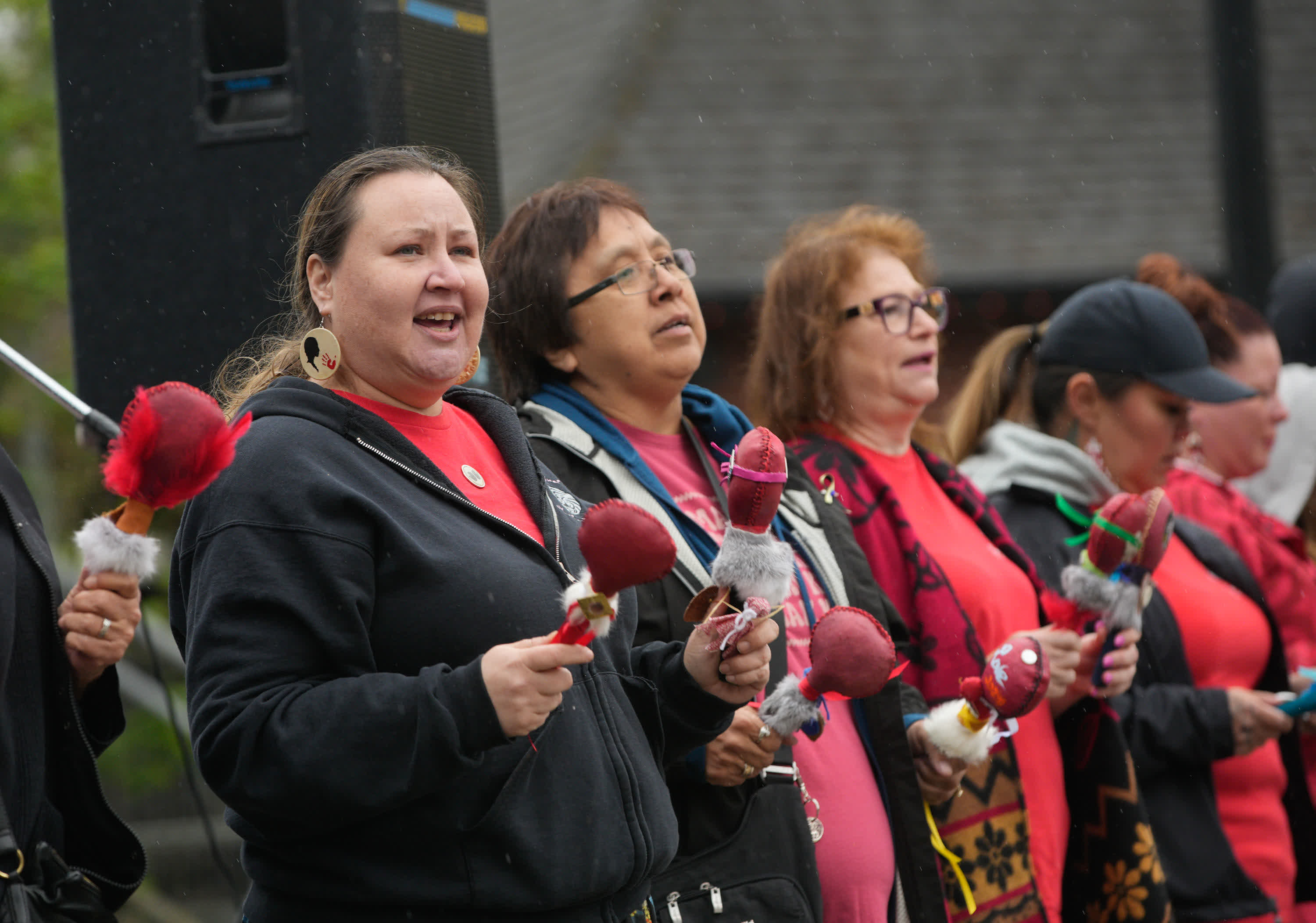 5月5日，人們在加拿大新威斯敏斯特舉辦的「紅裙日」紀念活動中合唱，紀念失蹤和被謀殺的原住民女性。（新華社）
