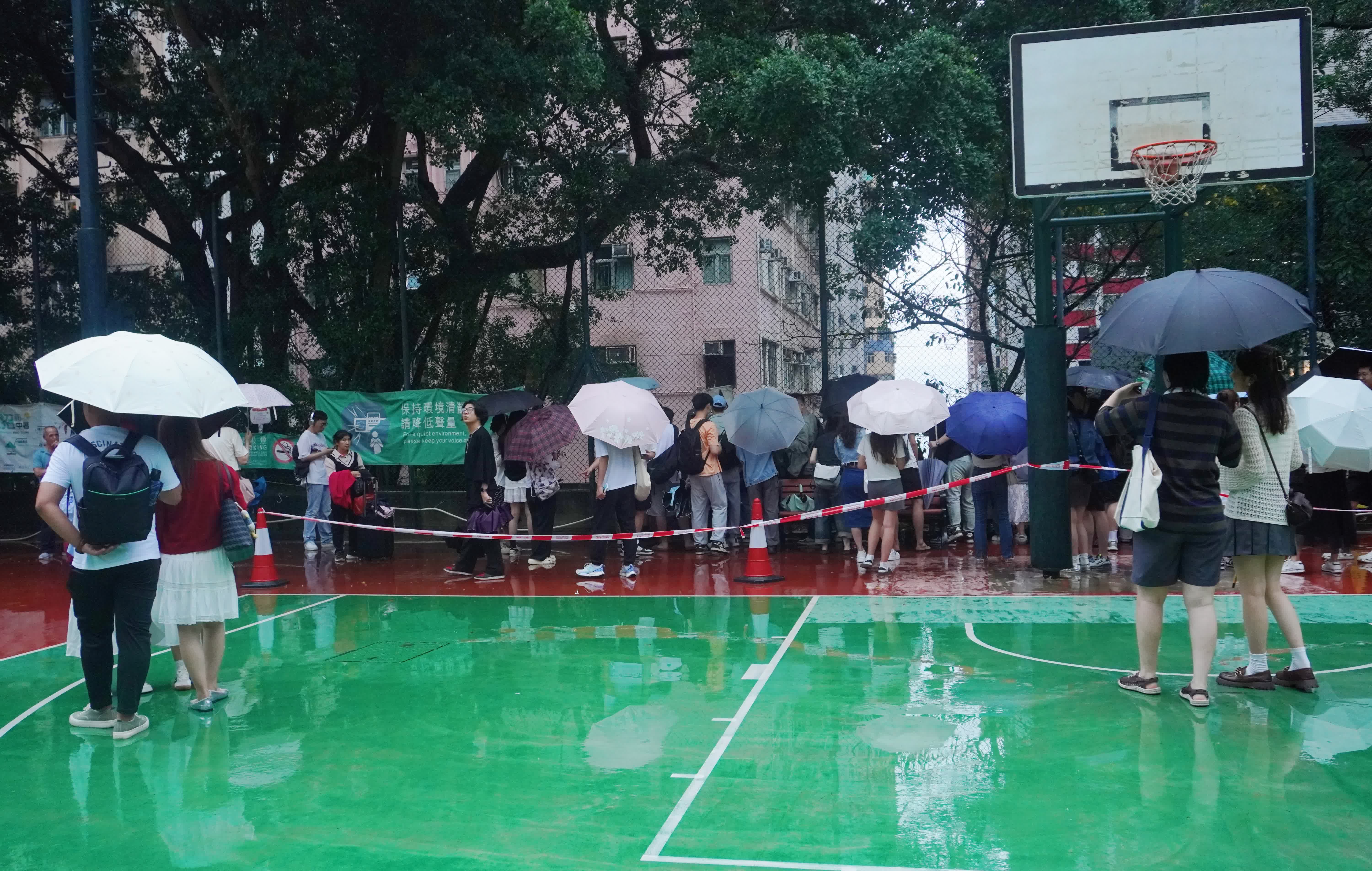 圖為遊人在堅尼地城熱門籃球場取景位打卡。（香港中通社）