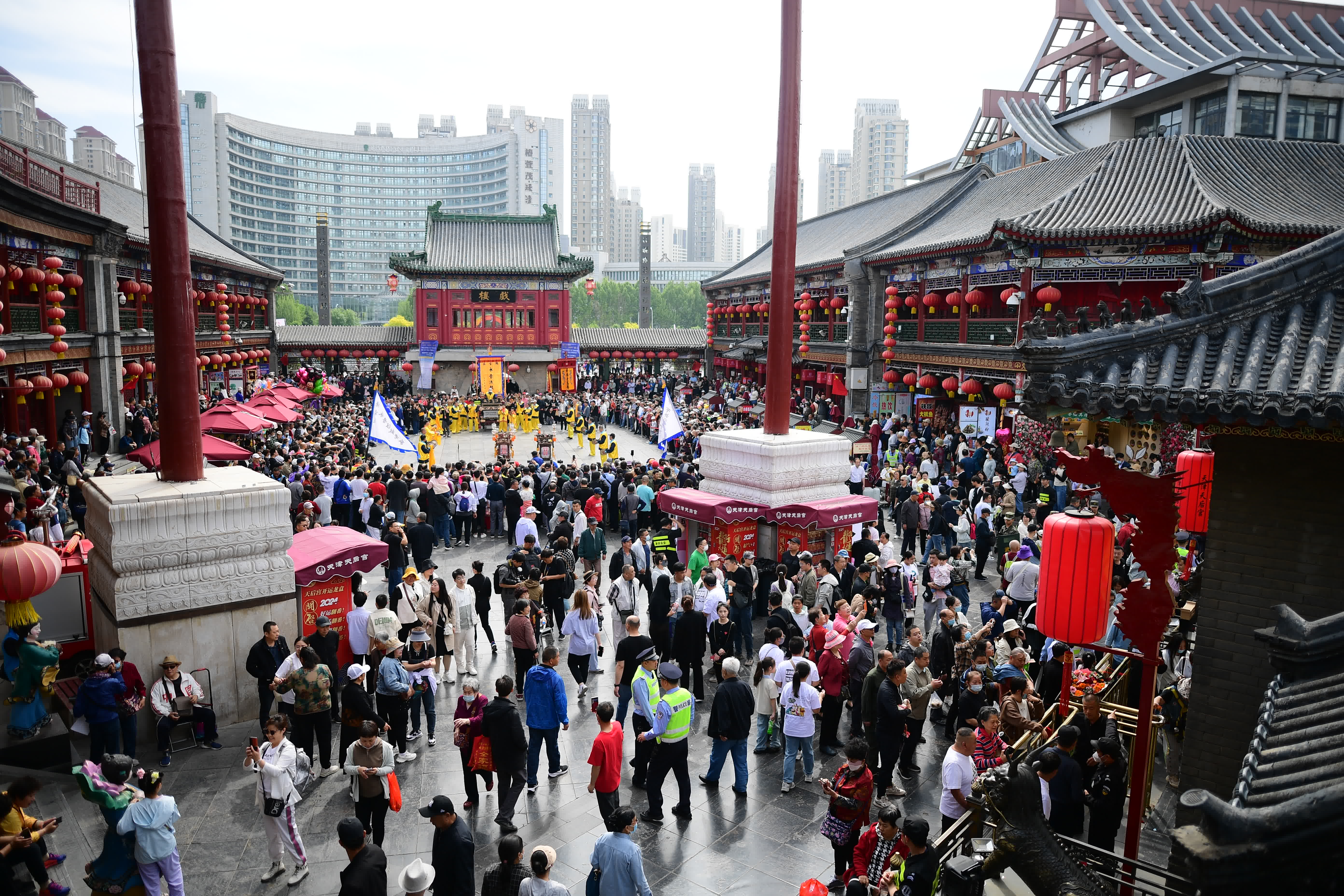 圖為5月1日，市民和遊客在天津古文化街觀看民俗展演。（中新社）