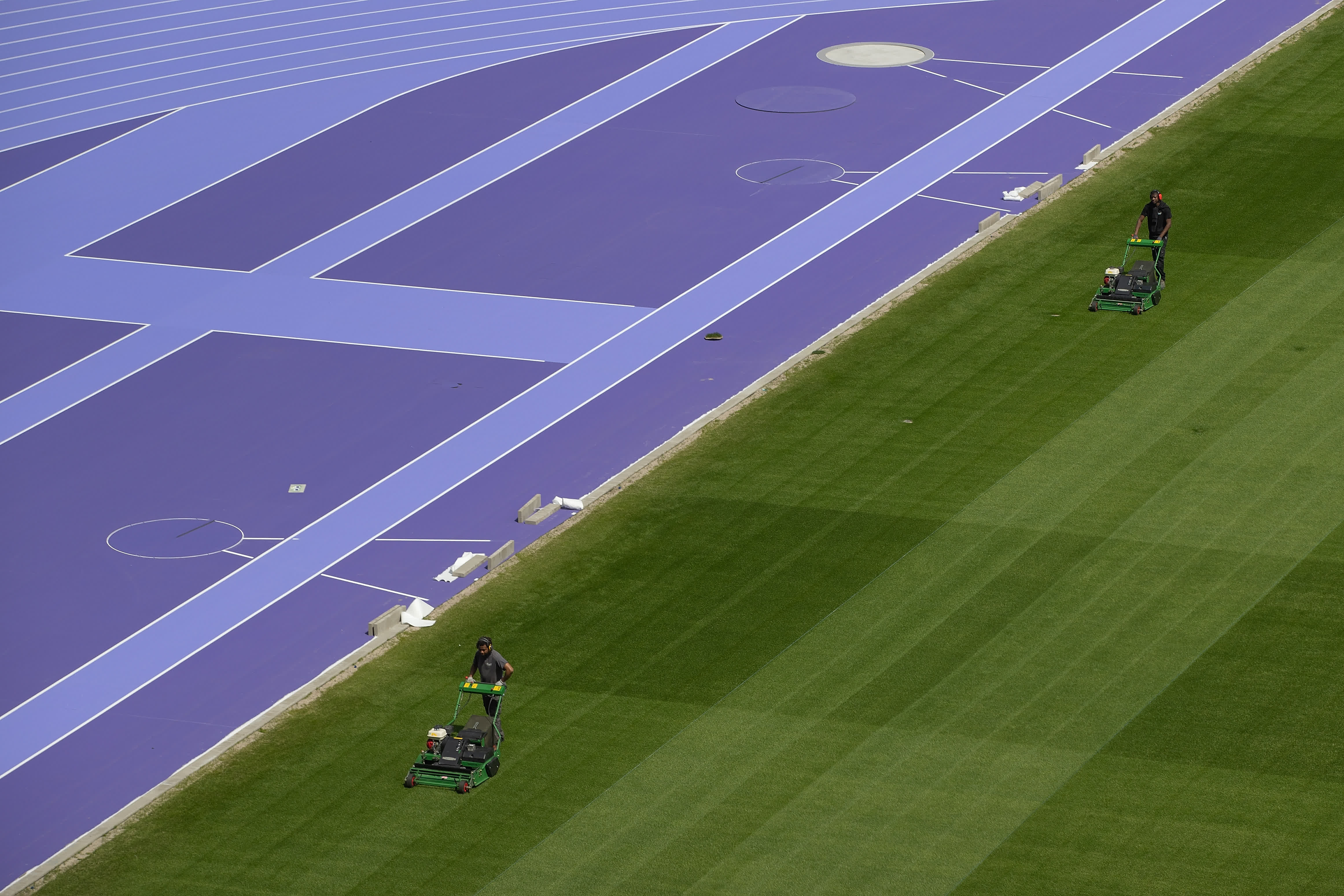 5月7日，工人在法蘭西體育場修剪草坪。新華社