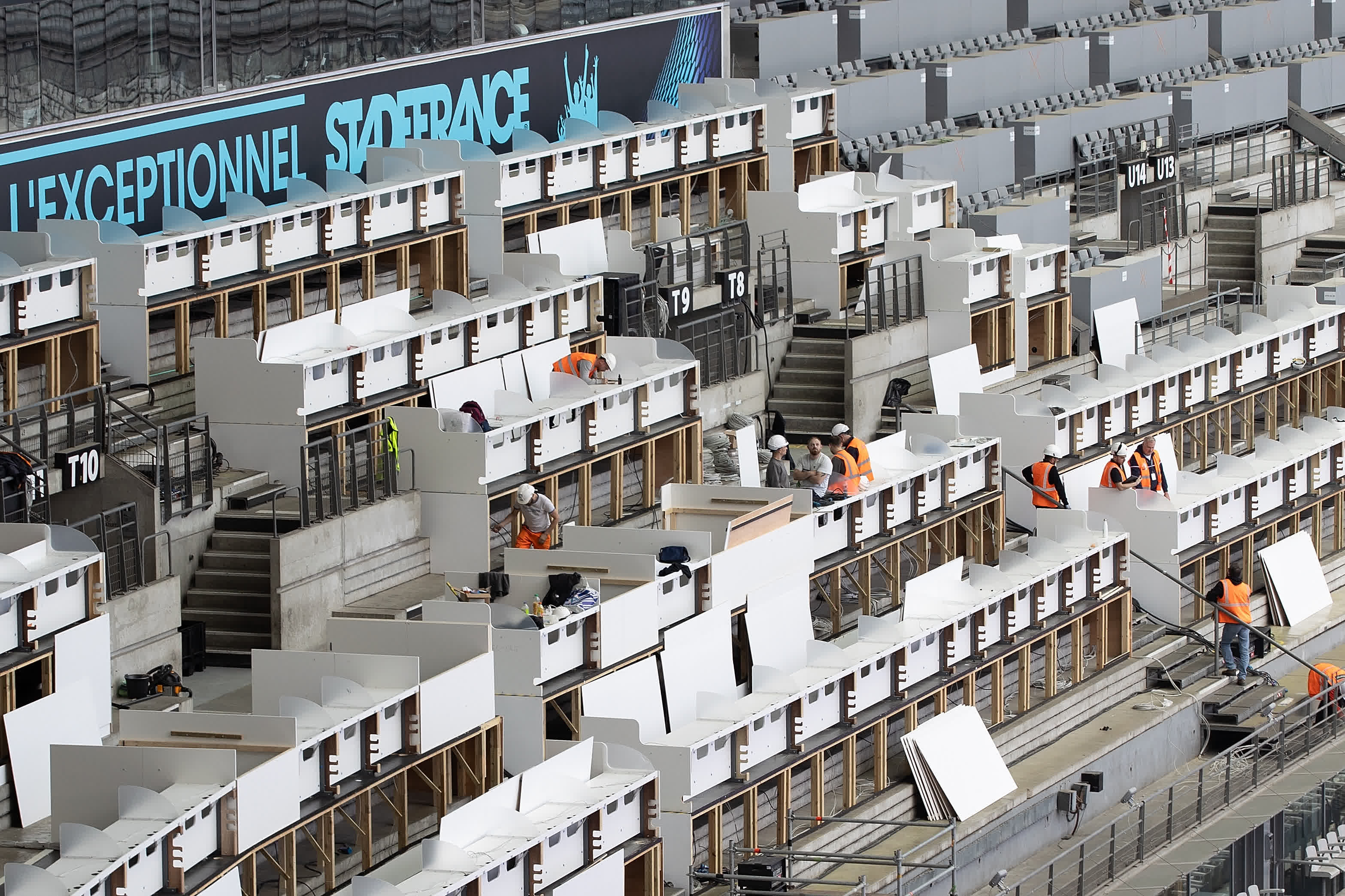 5月7日，工人在法蘭西體育場看台施工。新華社