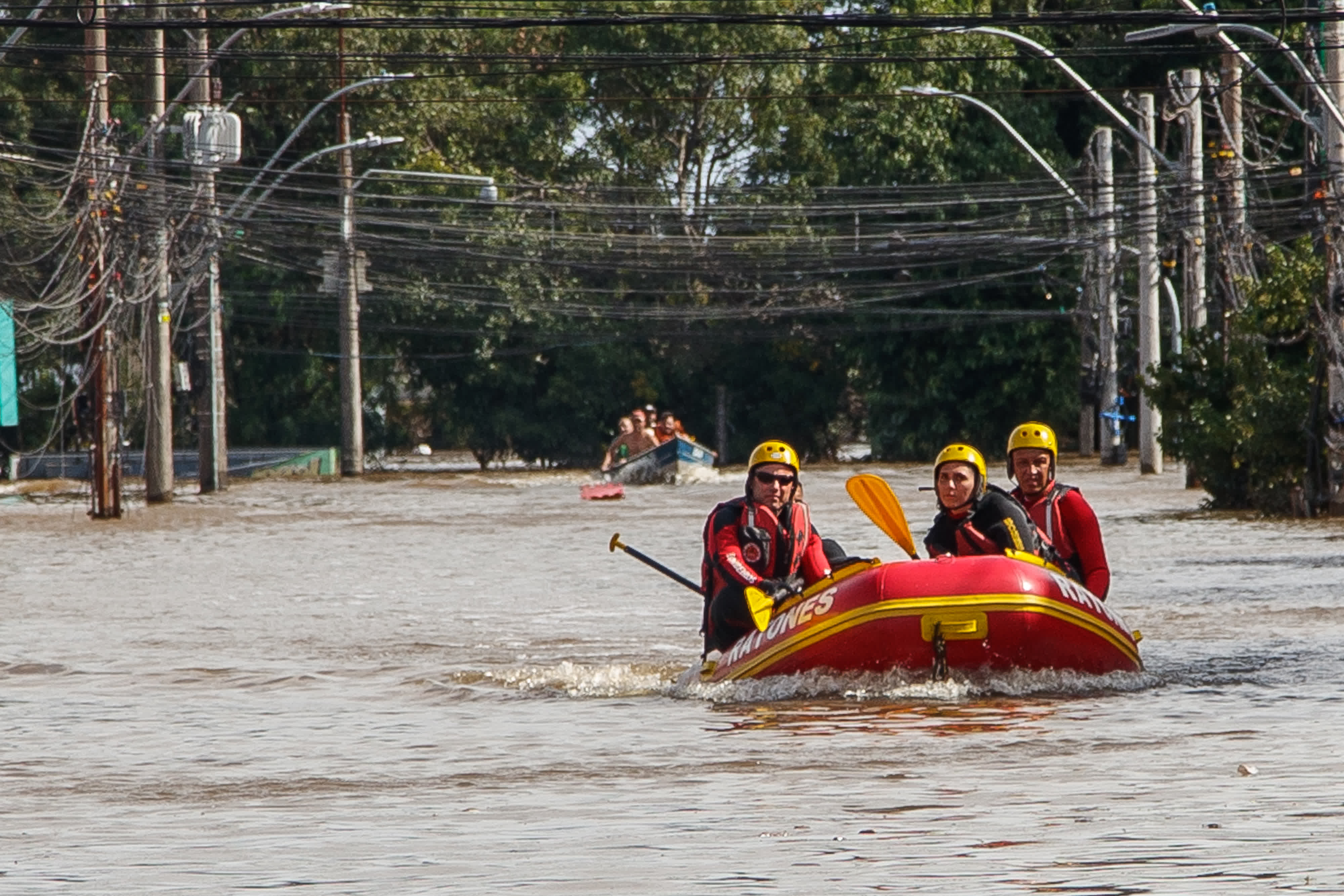 5月8日，在巴西南里奧格蘭德州卡諾阿斯，救援人員進行搜救。（新華社）