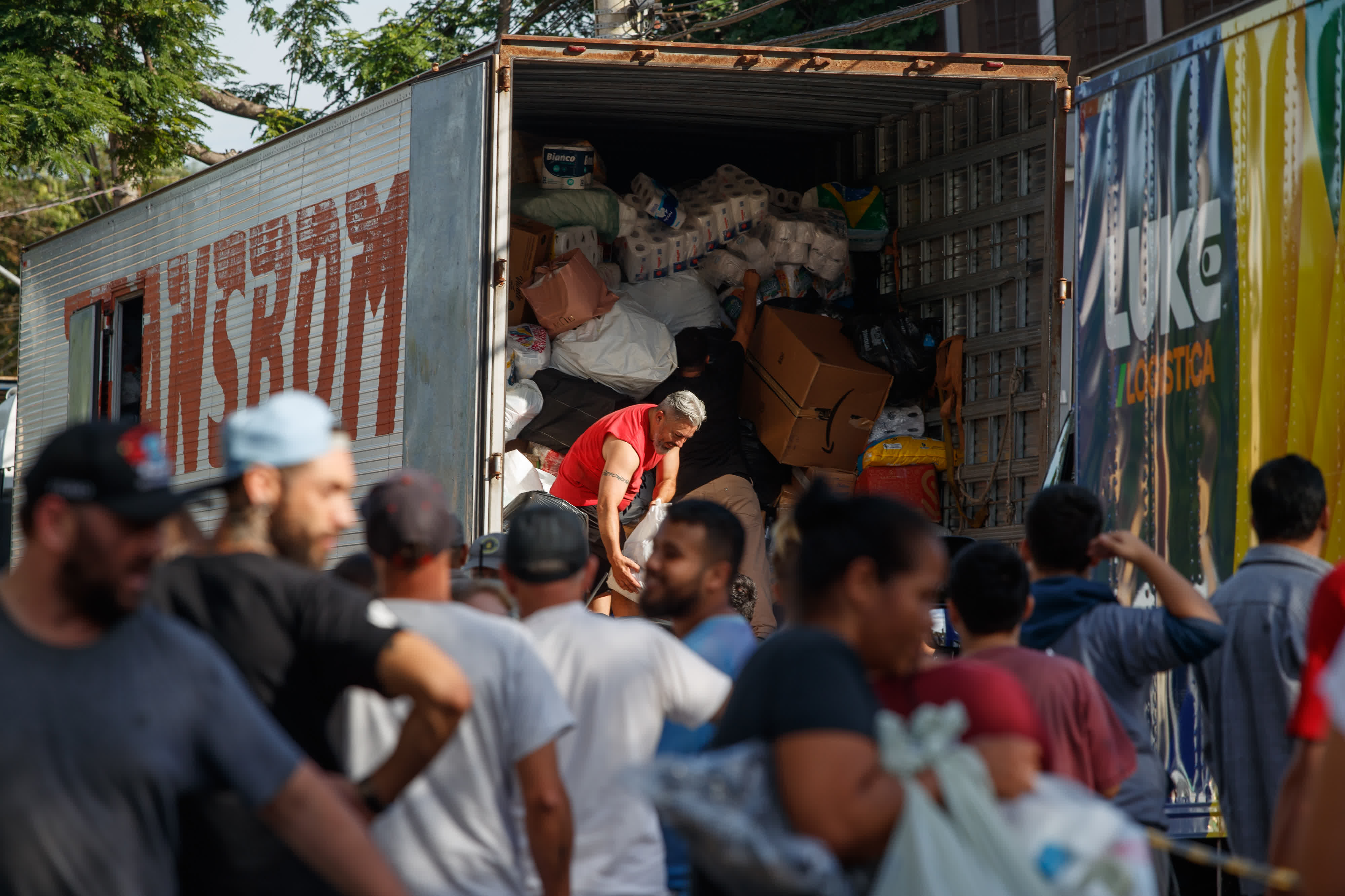 5月8日，在巴西南里奧格蘭德州新弗里堡，志願者為受災民眾分發救援物資。（新華社）
