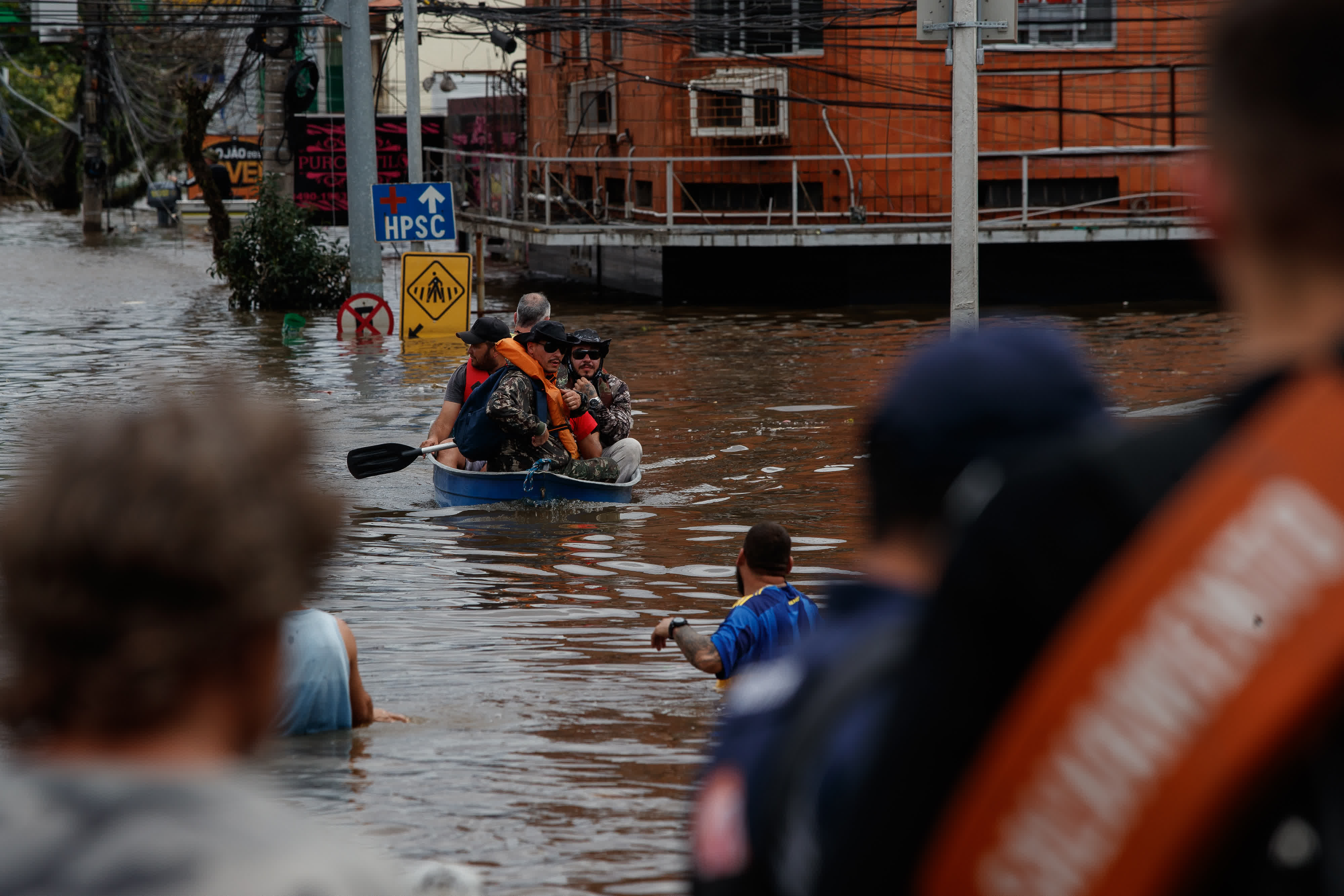 5月8日，在巴西南里奧格蘭德州卡諾阿斯，救援人員幫助當地居民轉移。（新華社）