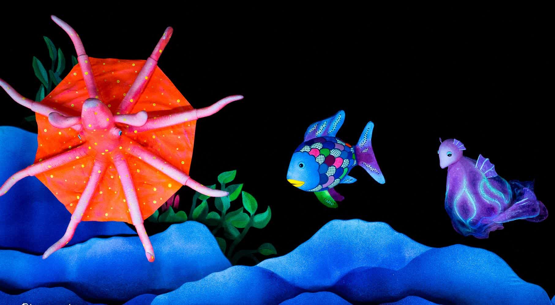 加拿大美人魚劇團改編馬克斯．菲斯特的暢銷同名繪本系列，帶來黑光布偶劇《彩虹魚的海底大冒險》。（政府新聞處）