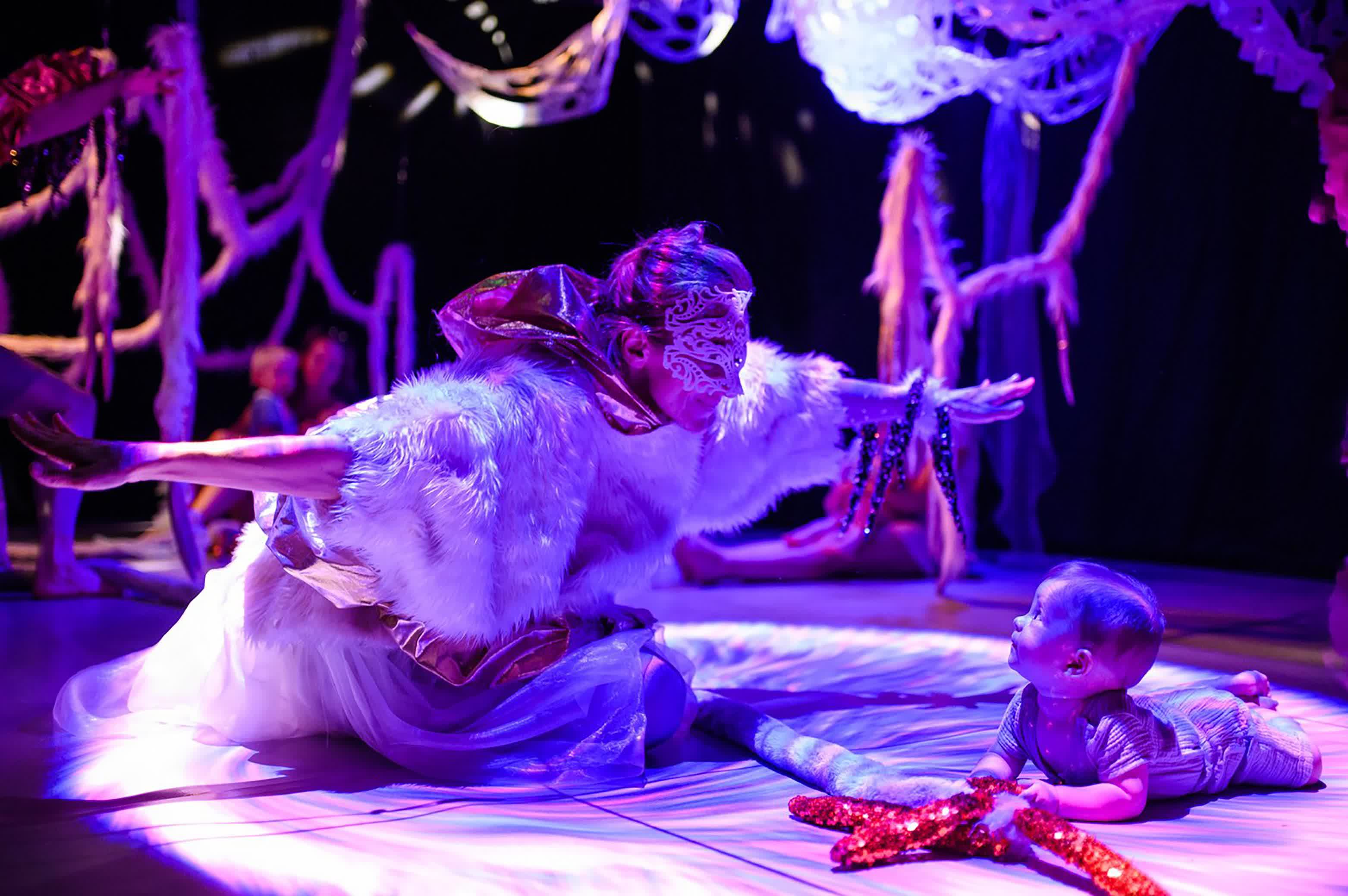 瑞典獲獎編舞家達莉亞．艾切．泰蘭特帶來別樹一幟的舞蹈裝置表演《奇幻「柔」樂園》，歡迎寶寶進入毛茸茸的「柔」樂園探索。（圖片來源：Krsto Vulovic）