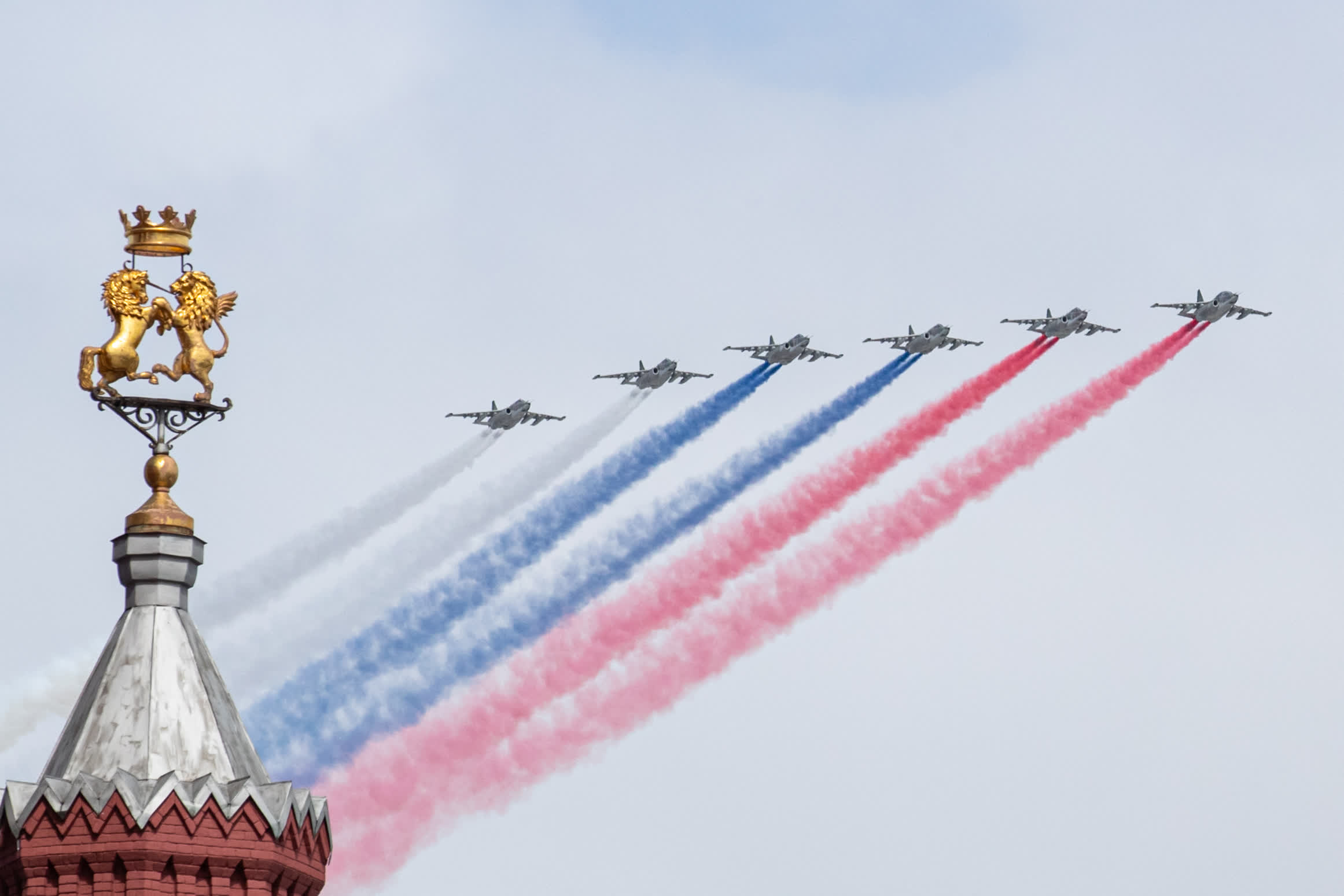5月9日，在俄羅斯首都莫斯科，蘇-25攻擊機編隊在紅場上空飛過。（新華社）