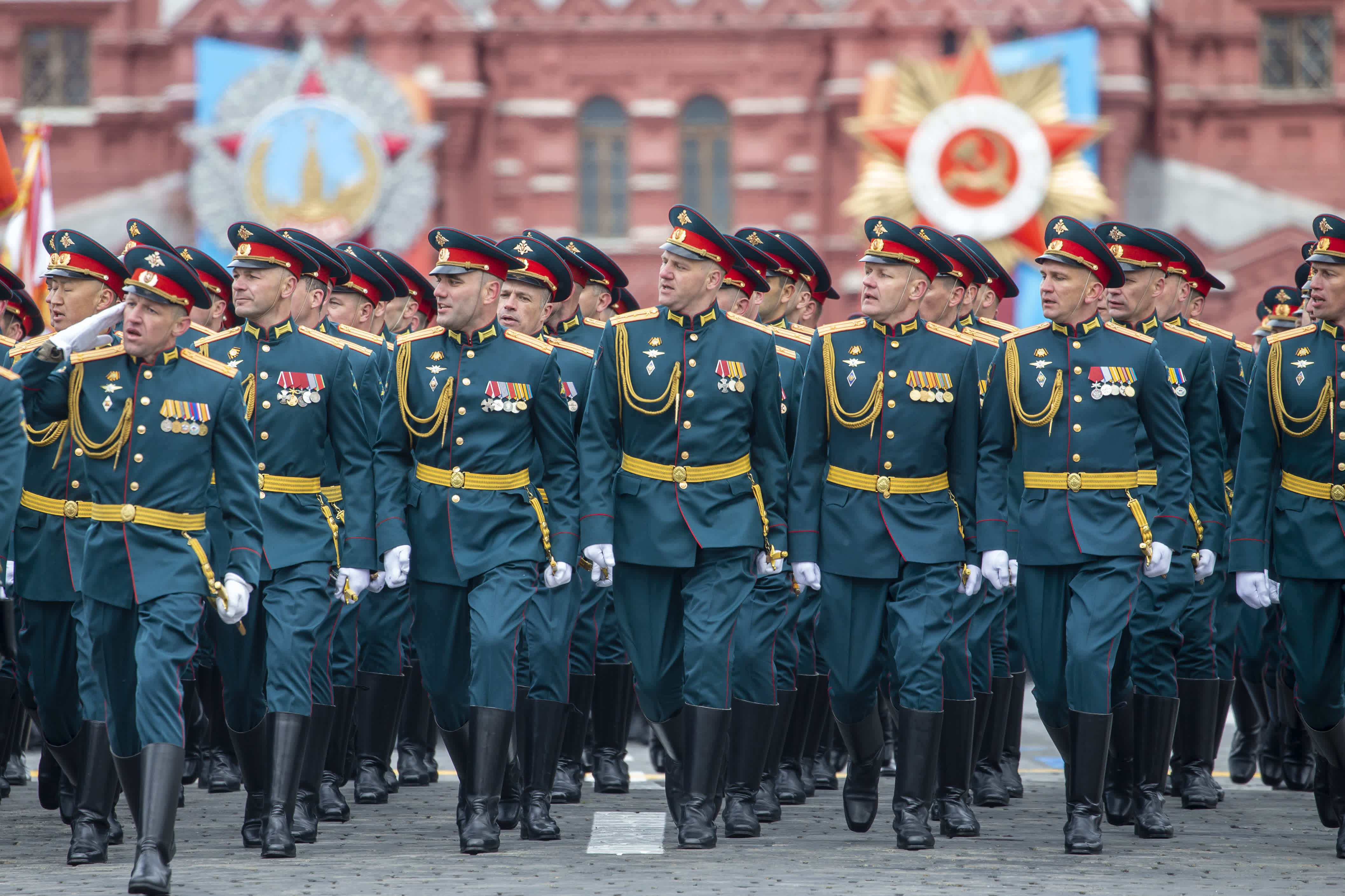 5月9日，在俄羅斯首都莫斯科，軍人列隊走過紅場。（新華社）