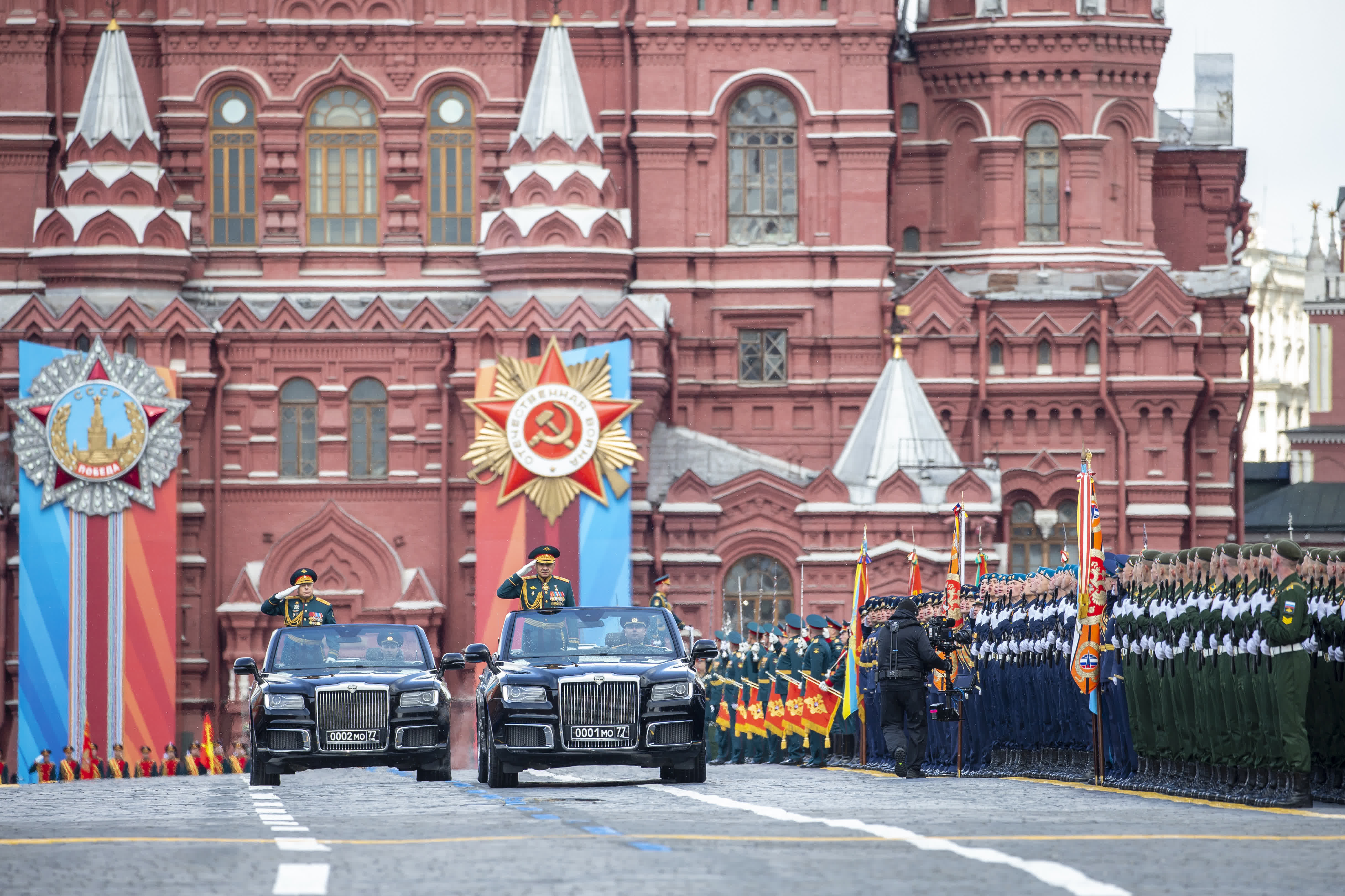 5月9日，在俄羅斯首都莫斯科，俄羅斯國防部長紹伊古（前）在閱兵式上檢閱部隊。（新華社）