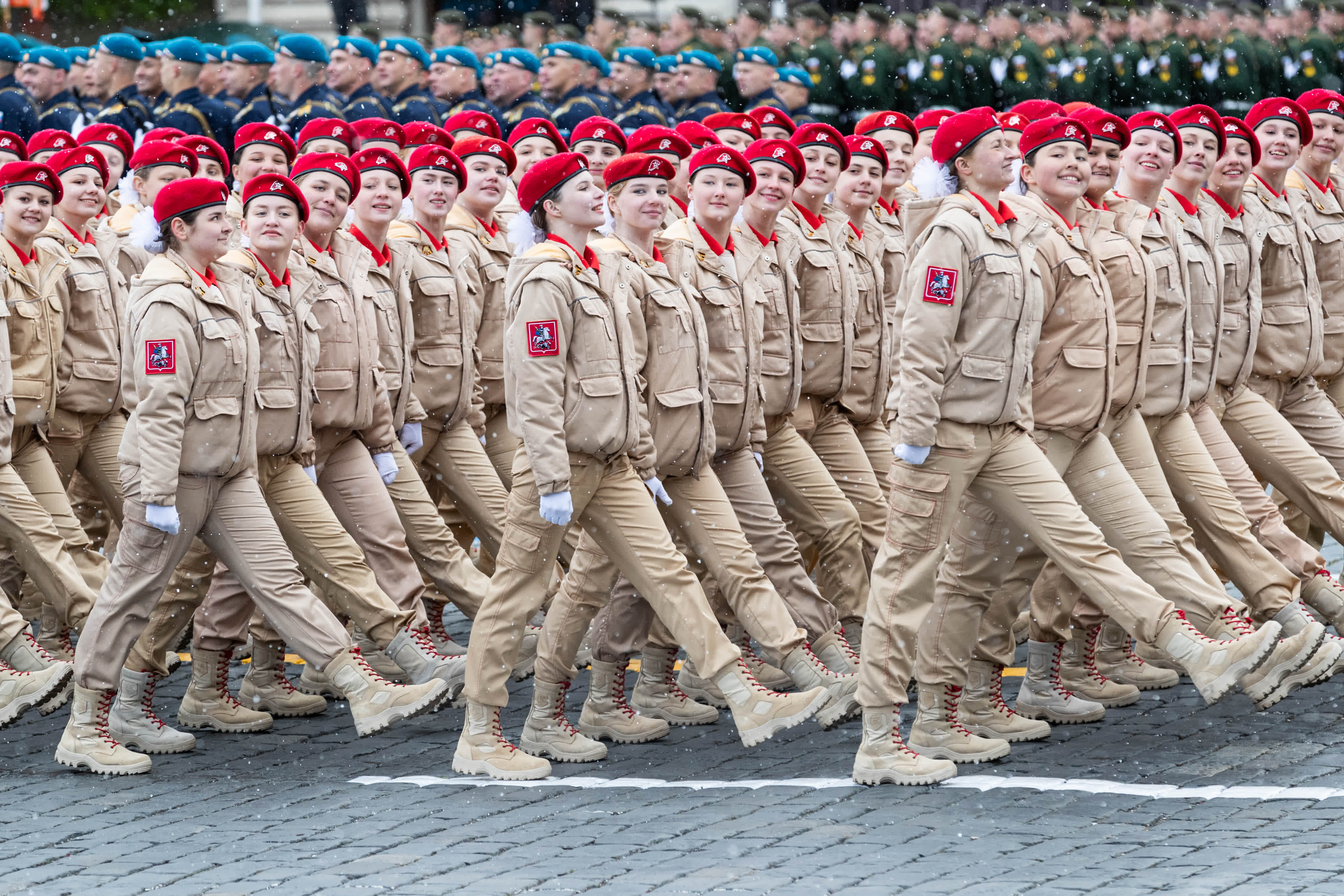 5月9日，在俄羅斯首都莫斯科，青年軍編隊走過紅場。（新華社）