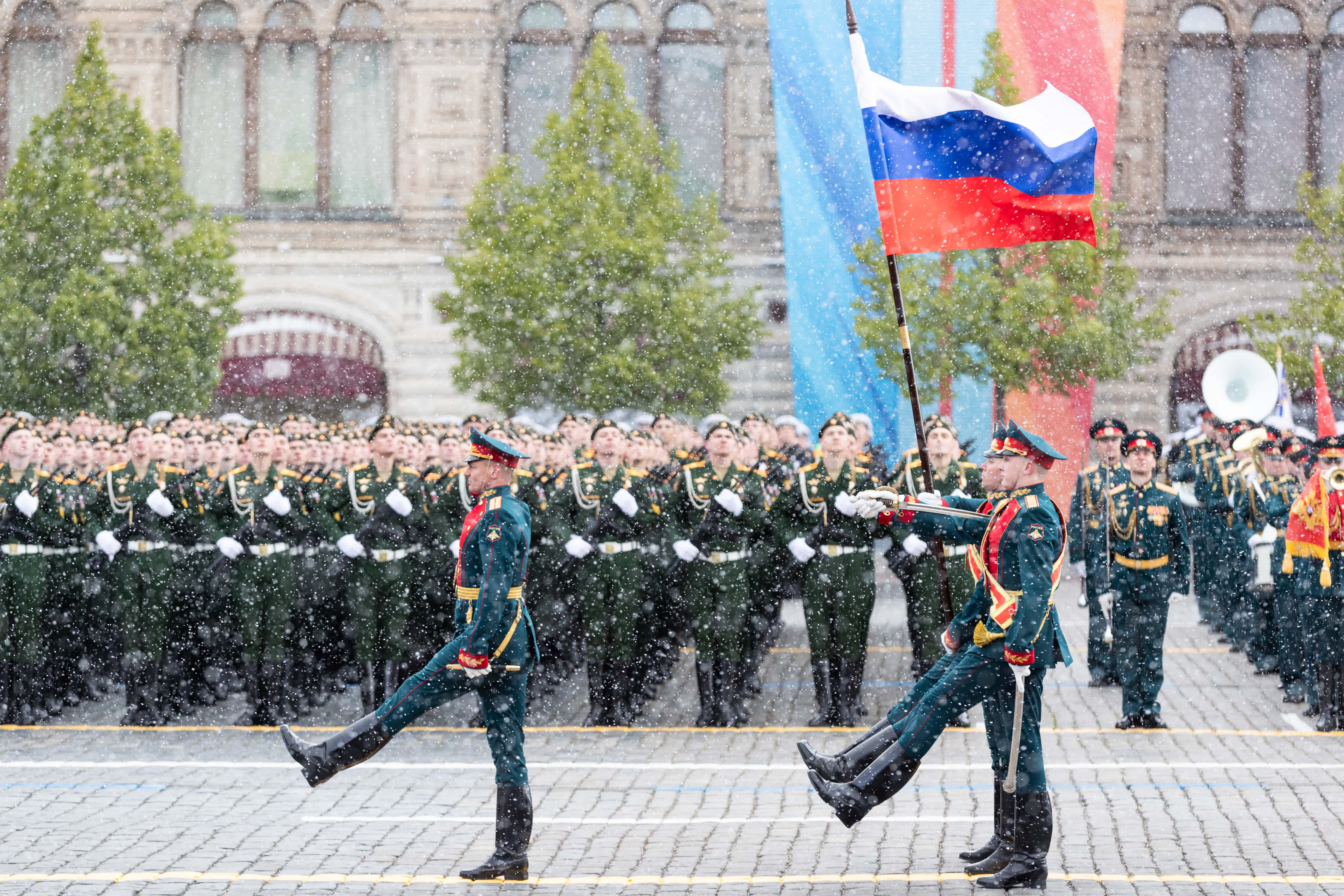 5月9日，在俄羅斯首都莫斯科，俄羅斯國旗入場。（新華社）