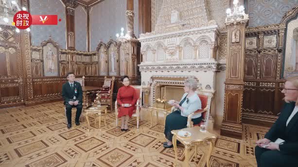 （有片）彭麗媛同匈牙利總統舒尤克夫人納吉參觀布達王宮並茶敘