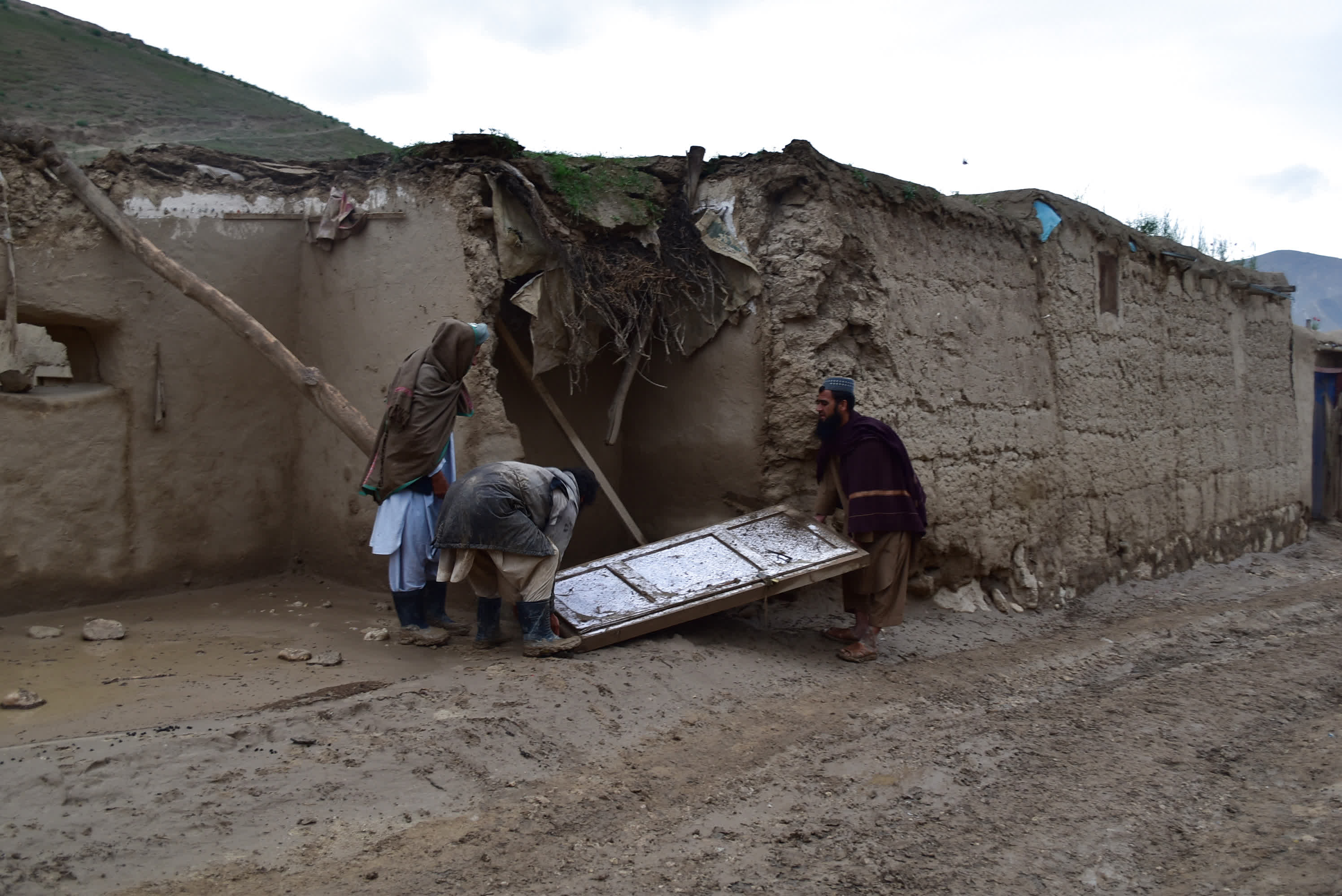 這是5月11日在阿富汗巴格蘭省巴格蘭尼馬爾卡濟區拍攝的洪水災區。（新華社）