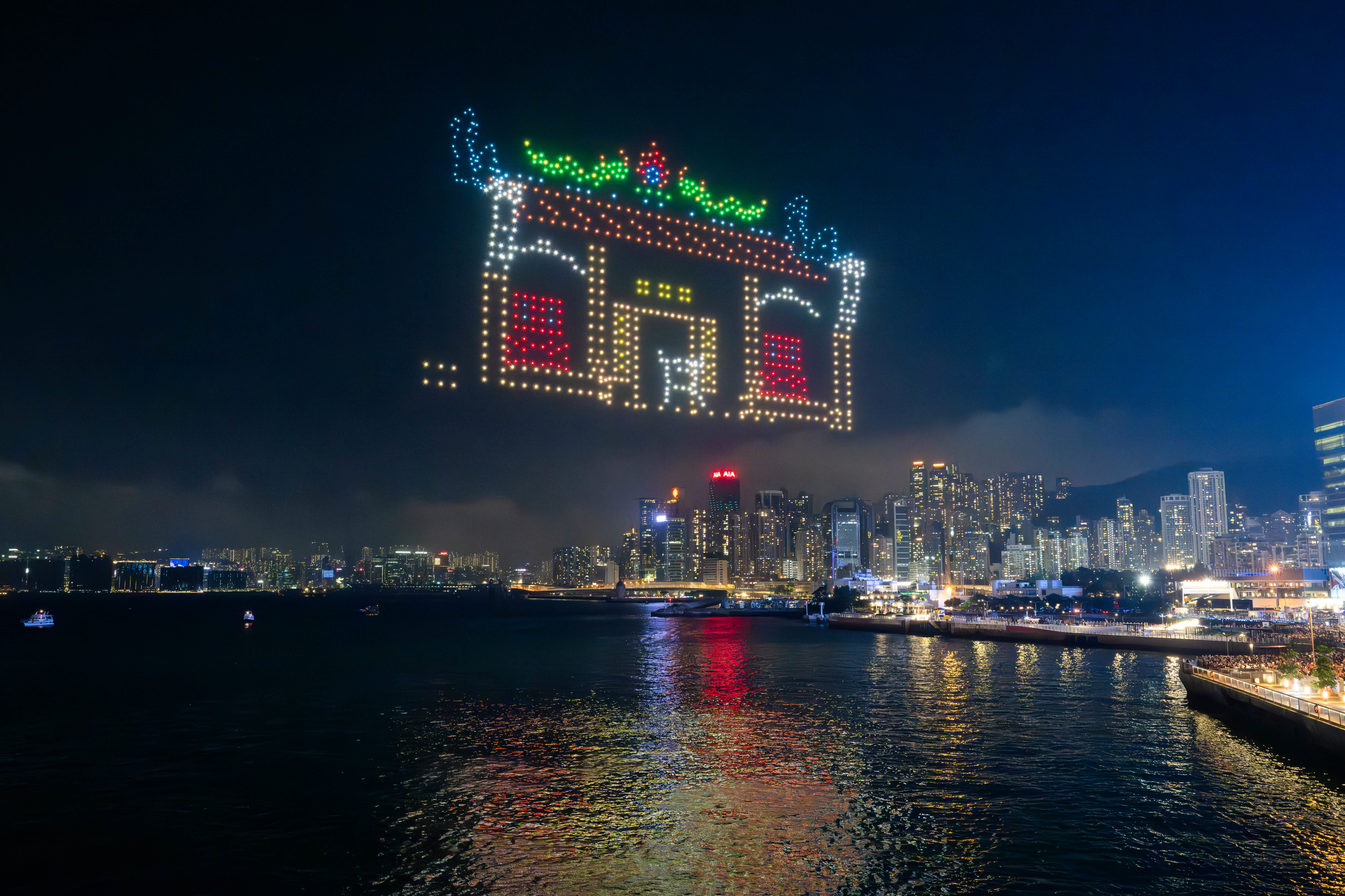 這是5月11日在香港灣仔海濱拍攝的無人機表演。（新華社）
