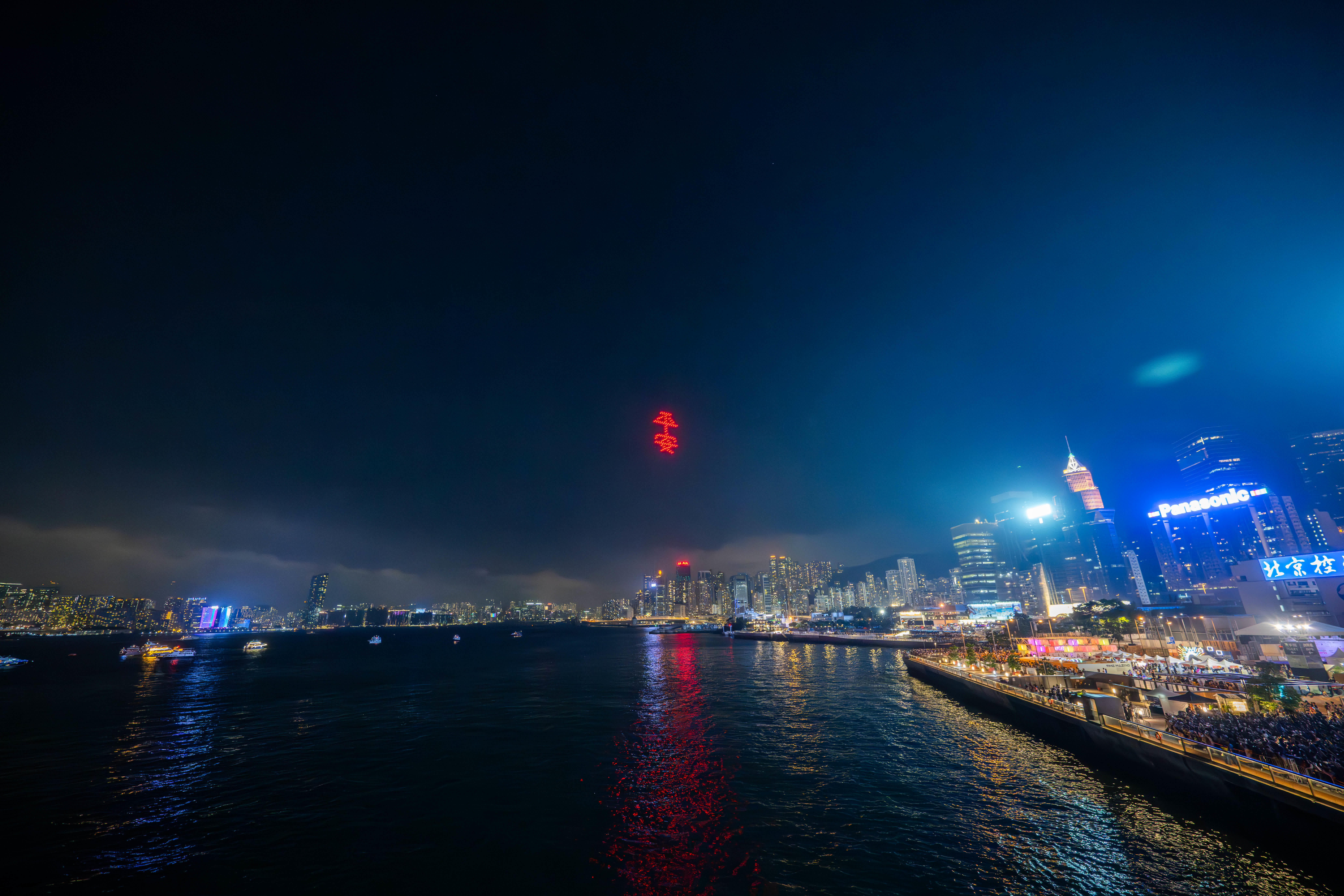 這是5月11日在香港灣仔海濱拍攝的無人機表演。（新華社）