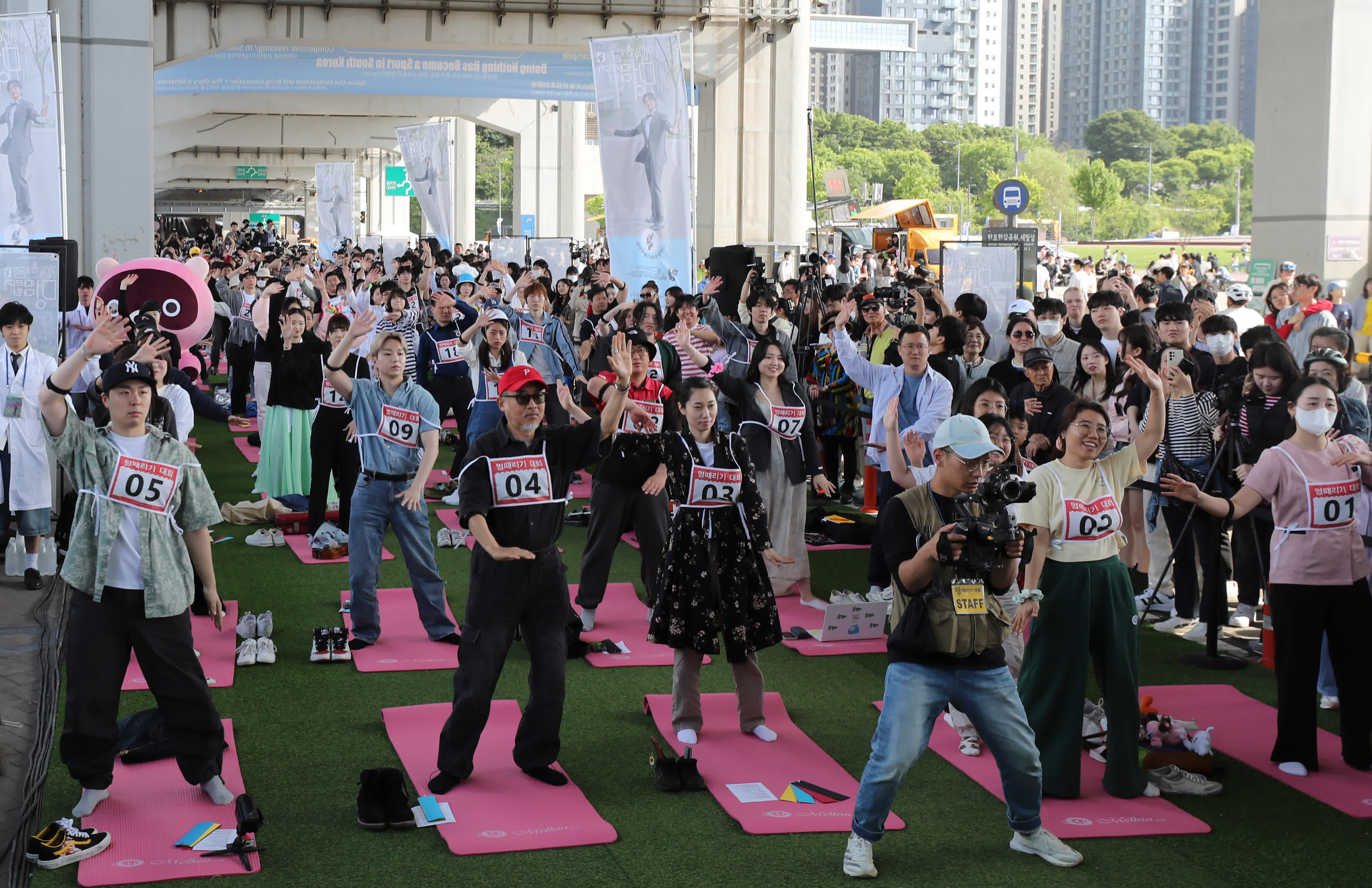 5月12日，在韓國首爾，選手在比賽前做伸展運動。（新華社）