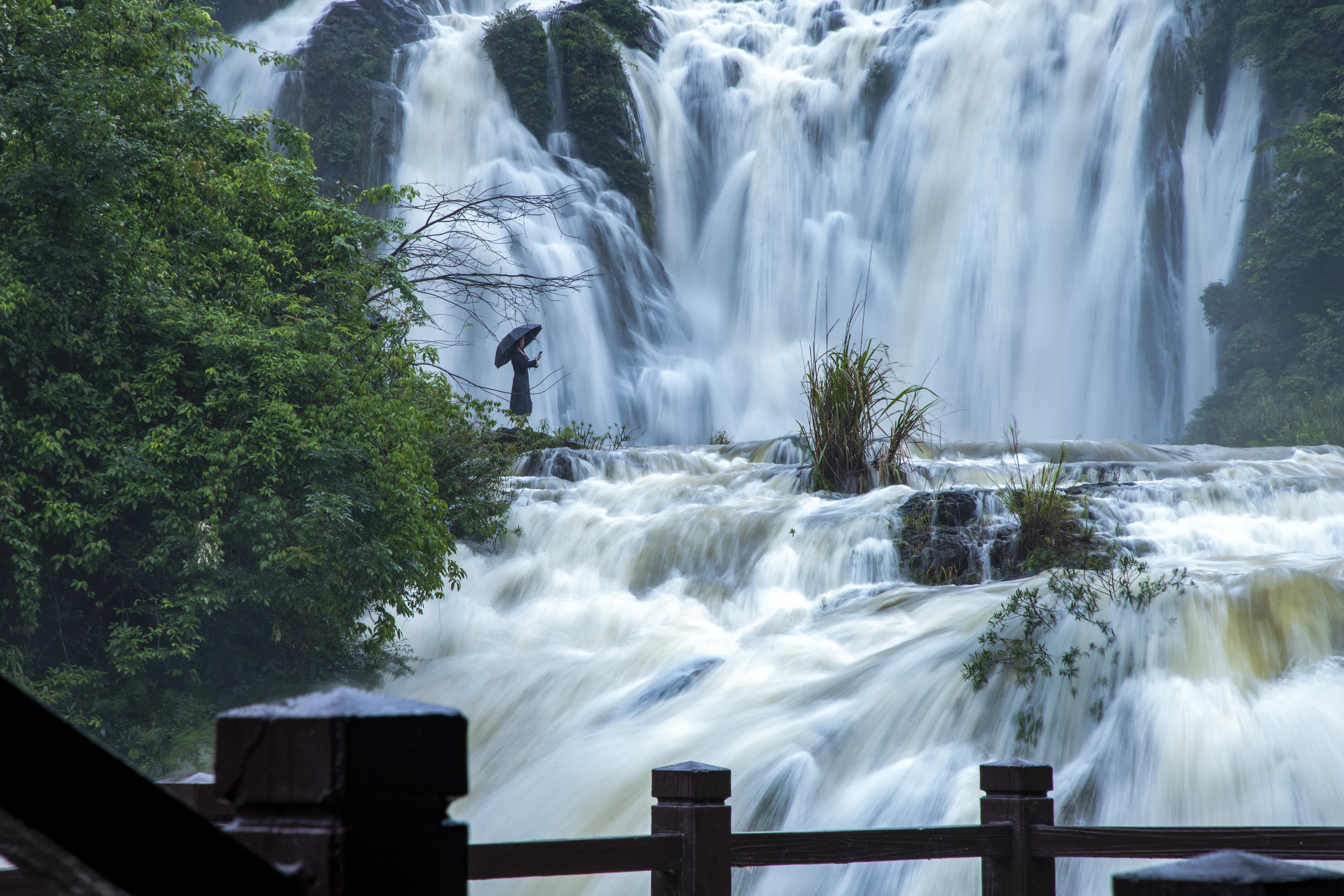 5月8日，遊客在貴州省丹寨縣排廷瀑布賞景拍照。（新華社）
