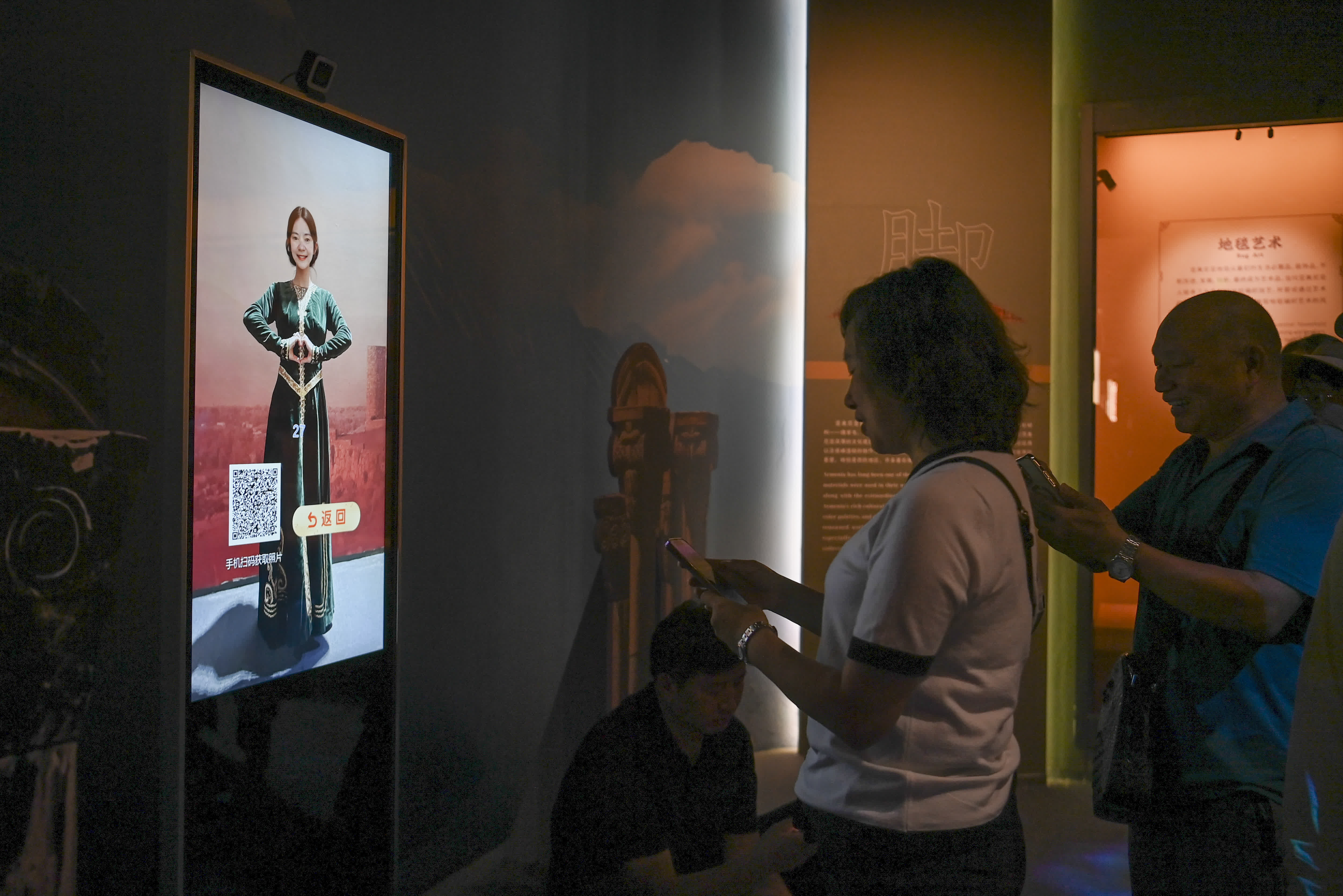 5月17日，遊客在「榴花照眼 文化傳香——亞美尼亞18-20世紀文化瑰寶展」上體驗互動變裝。（新華社）