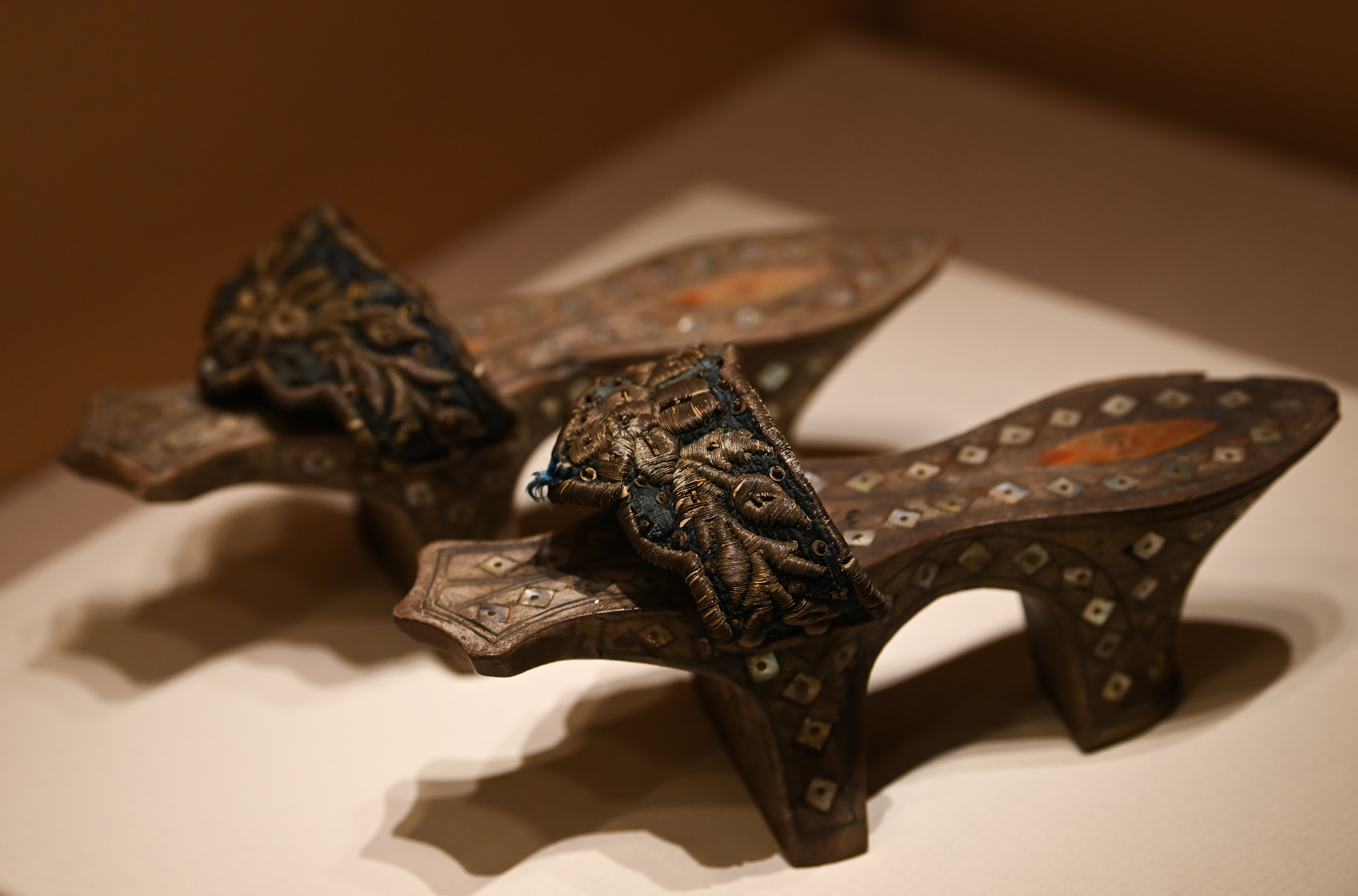 這是西安博物院「榴花照眼 文化傳香——亞美尼亞18-20世紀文化瑰寶展」上展出的浴室拖鞋（5月17日攝）。（新華社）