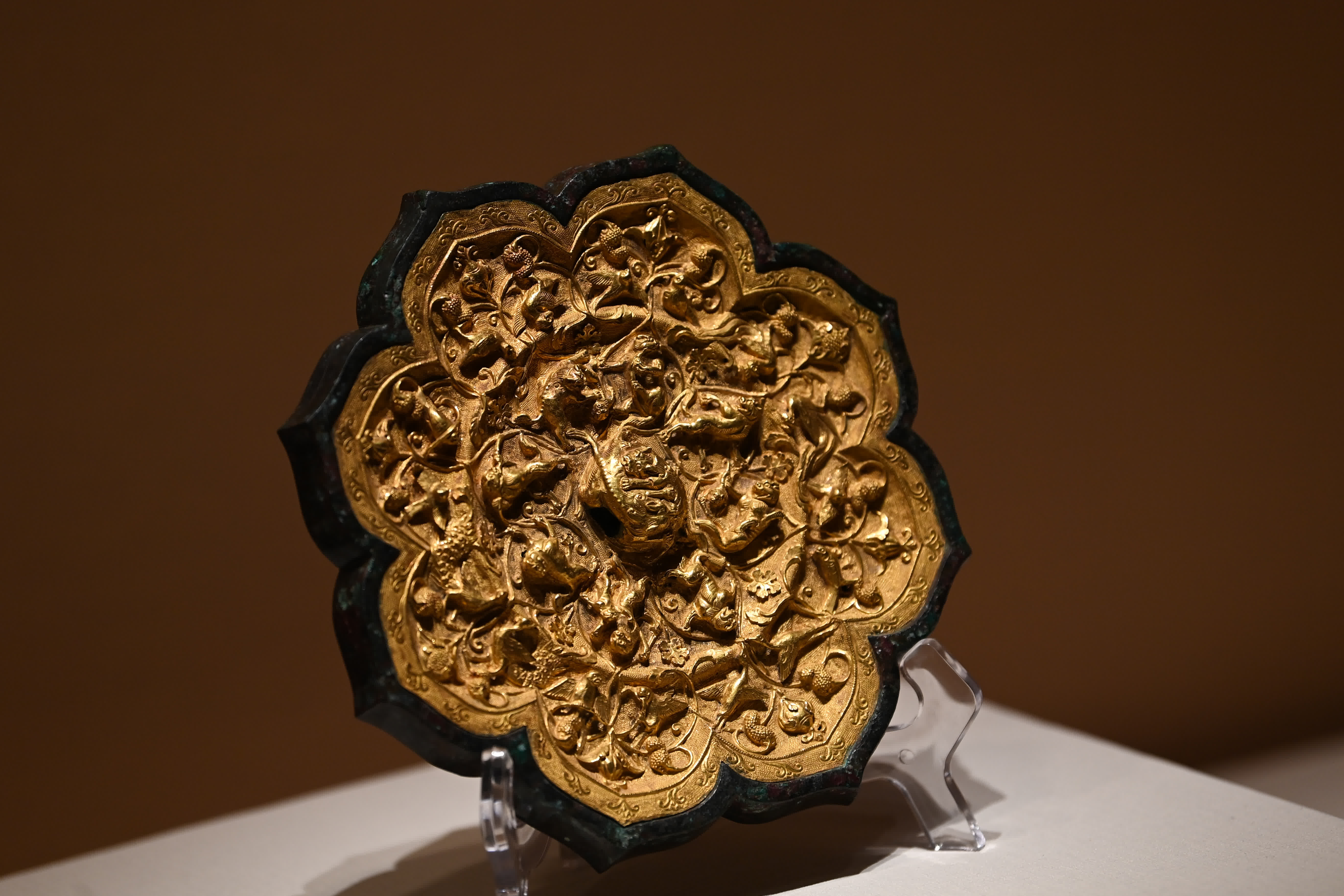這是西安博物院「榴花照眼 文化傳香——亞美尼亞18-20世紀文化瑰寶展」上展出的金背瑞獸葡萄鏡（5月17日攝）。（新華社）