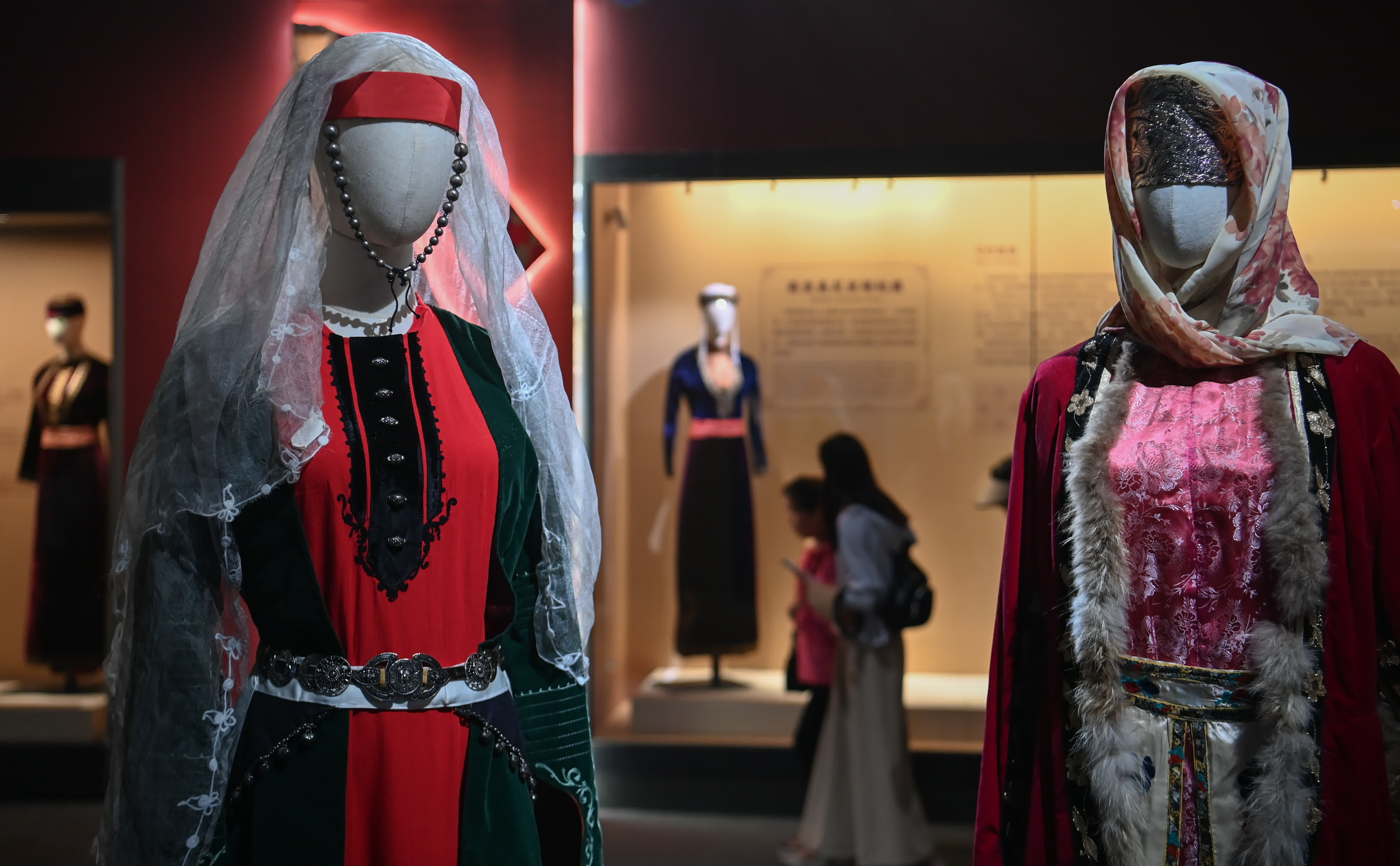 這是西安博物院「榴花照眼 文化傳香——亞美尼亞18-20世紀文化瑰寶展」上展出的亞美尼亞傳統服飾（5月17日攝）。（新華社）