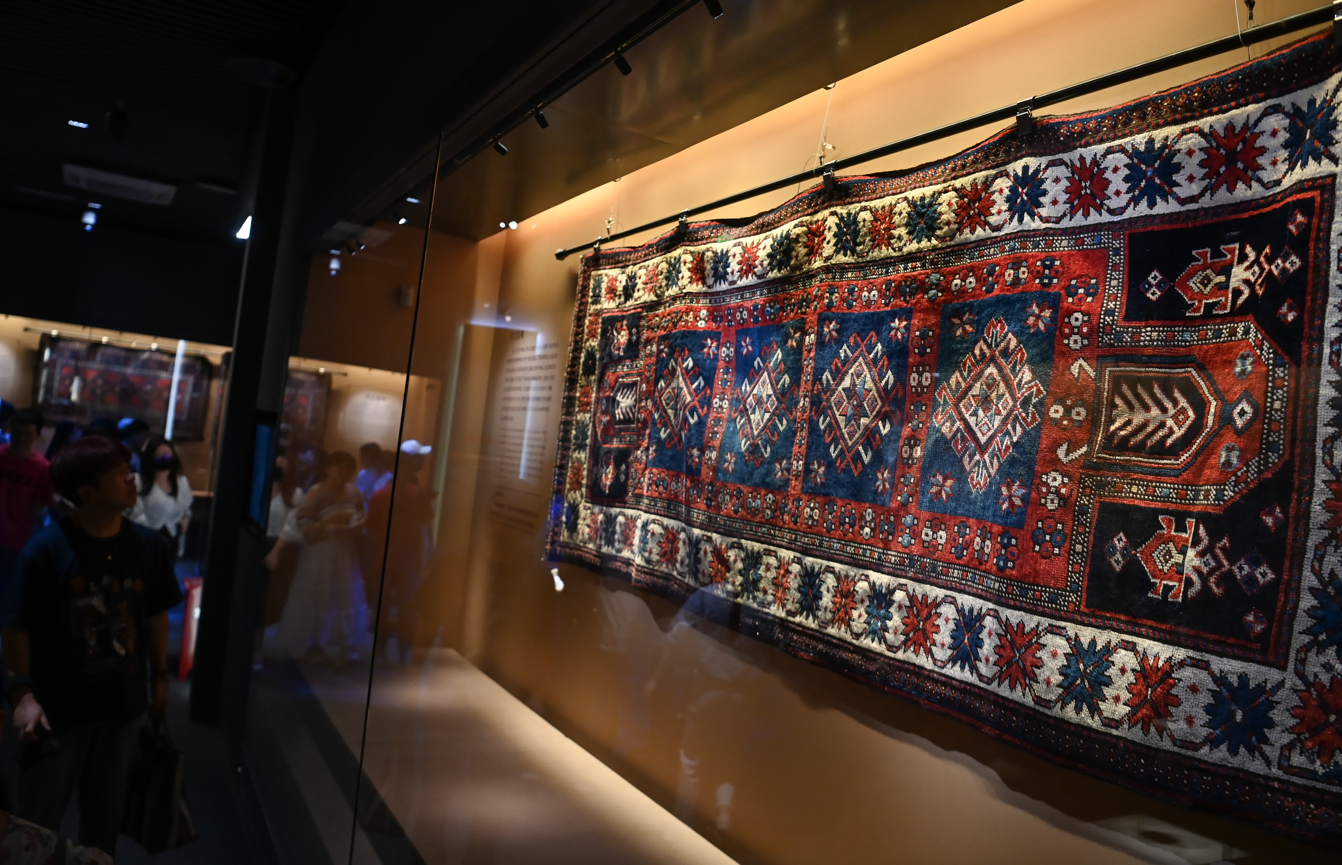  這是西安博物院「榴花照眼 文化傳香——亞美尼亞18-20世紀文化瑰寶展」上展出的地毯（5月17日攝）。（新華社）