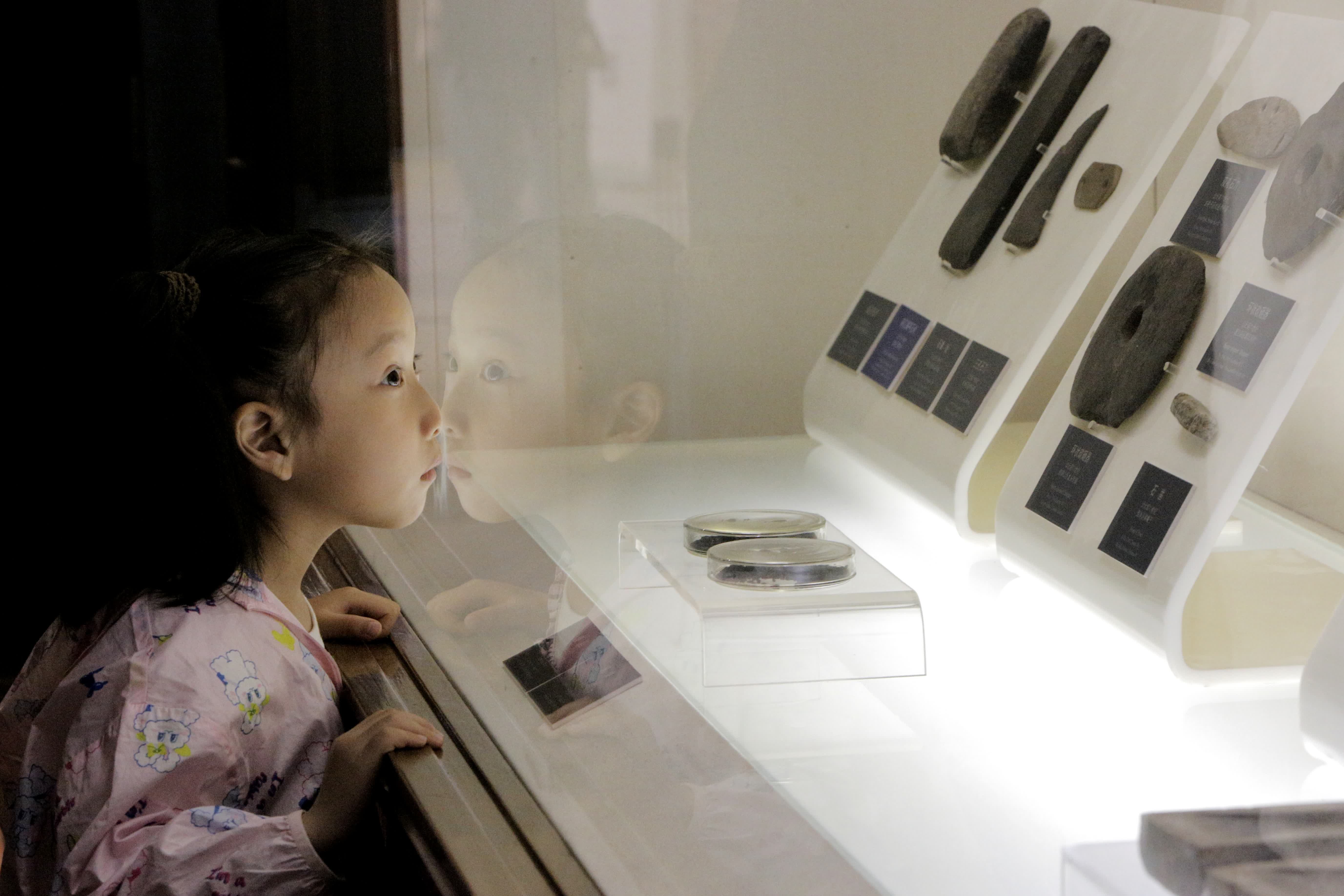 5月17日，小朋友在旅順博物館參觀。新華社
