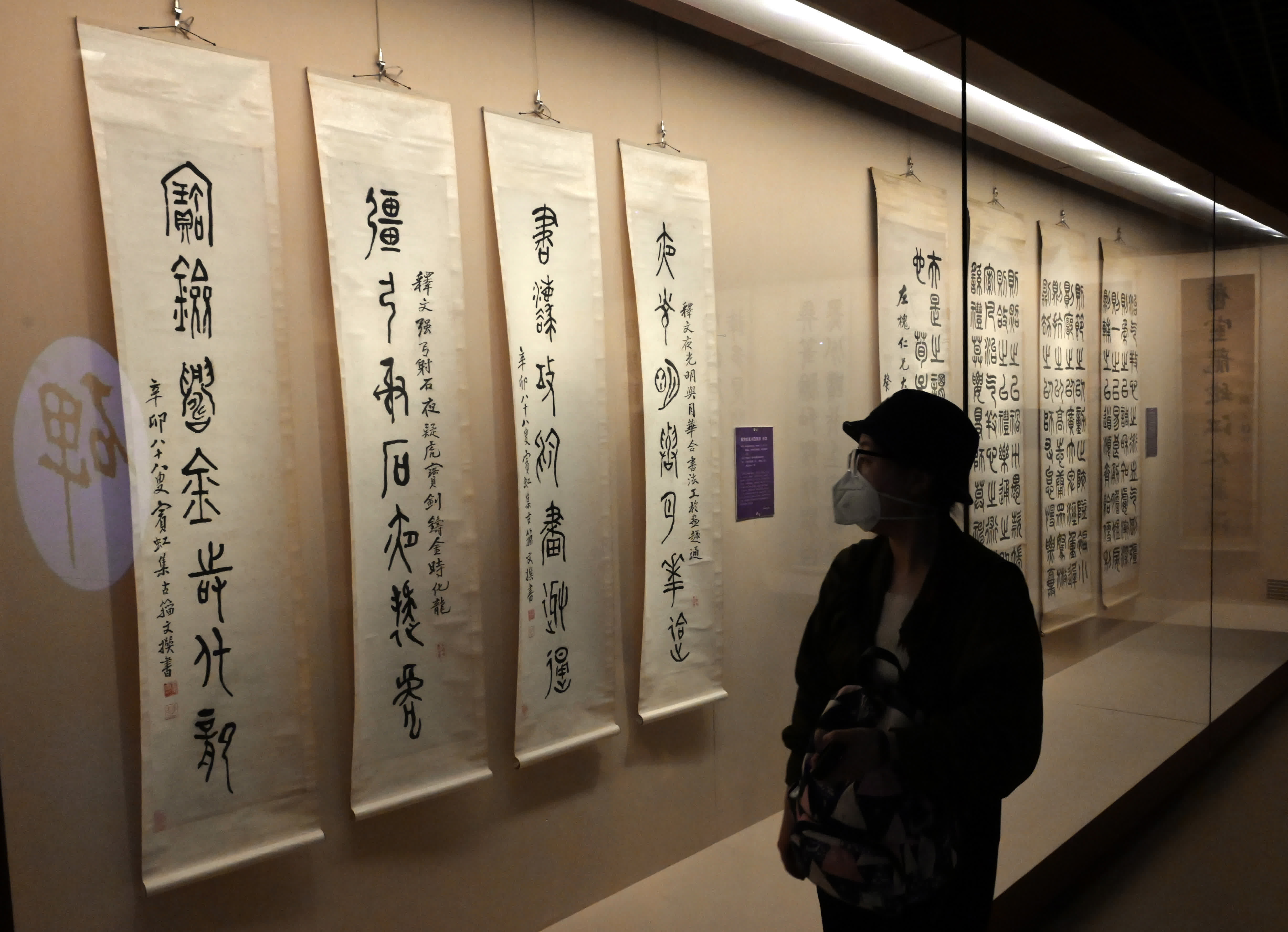 5月17日，觀眾在旅順博物館觀看近代名家書法作品展。新華社