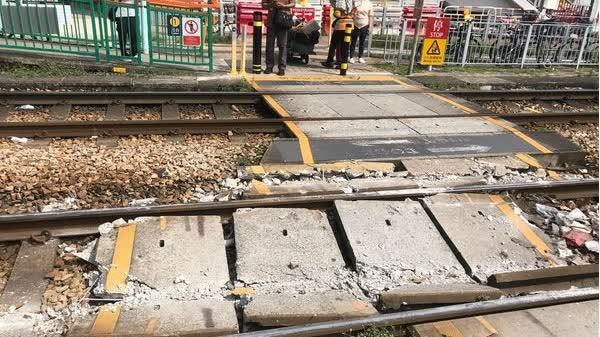 重型貨車疑跌木板落輕鐵路軌致列車出軌　司機涉危駕被捕