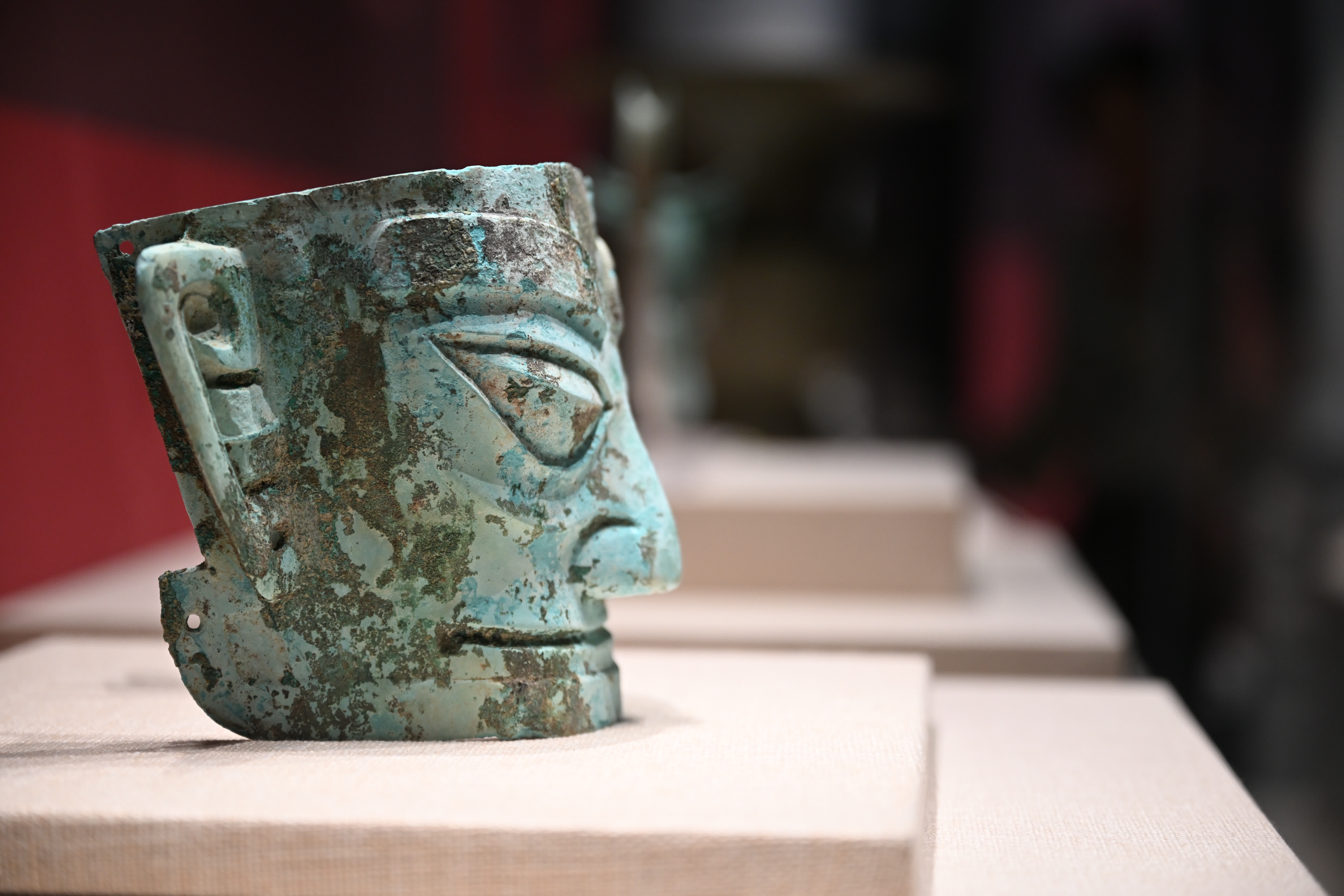 這是5月18日在「問蜀——東周時期的蜀文化展」上拍攝的四川廣漢三星堆遺址出土的銅人面具。（新華社）
