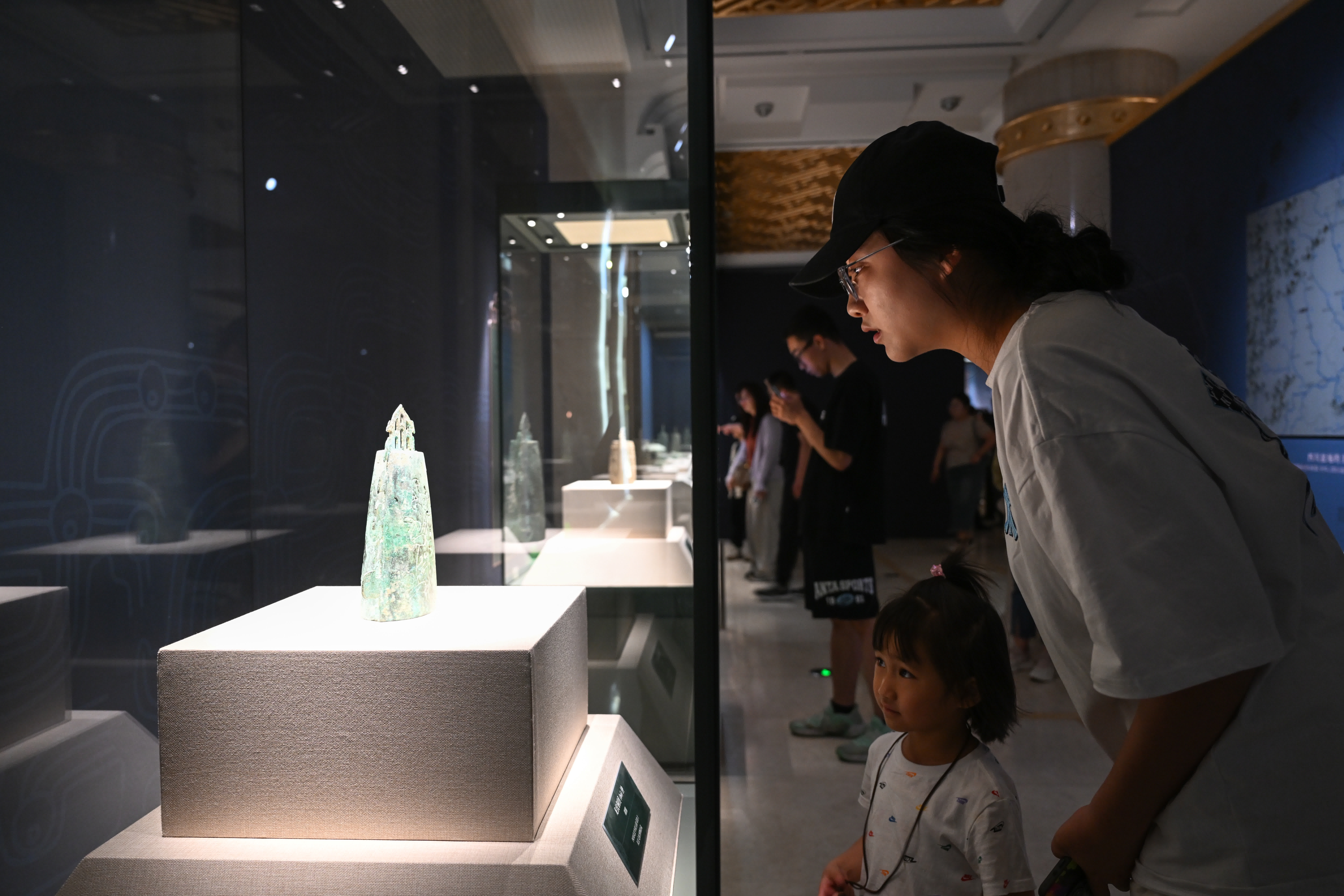 5月18日，參觀者在「問蜀——東周時期的蜀文化展」上觀看展品。（新華社）