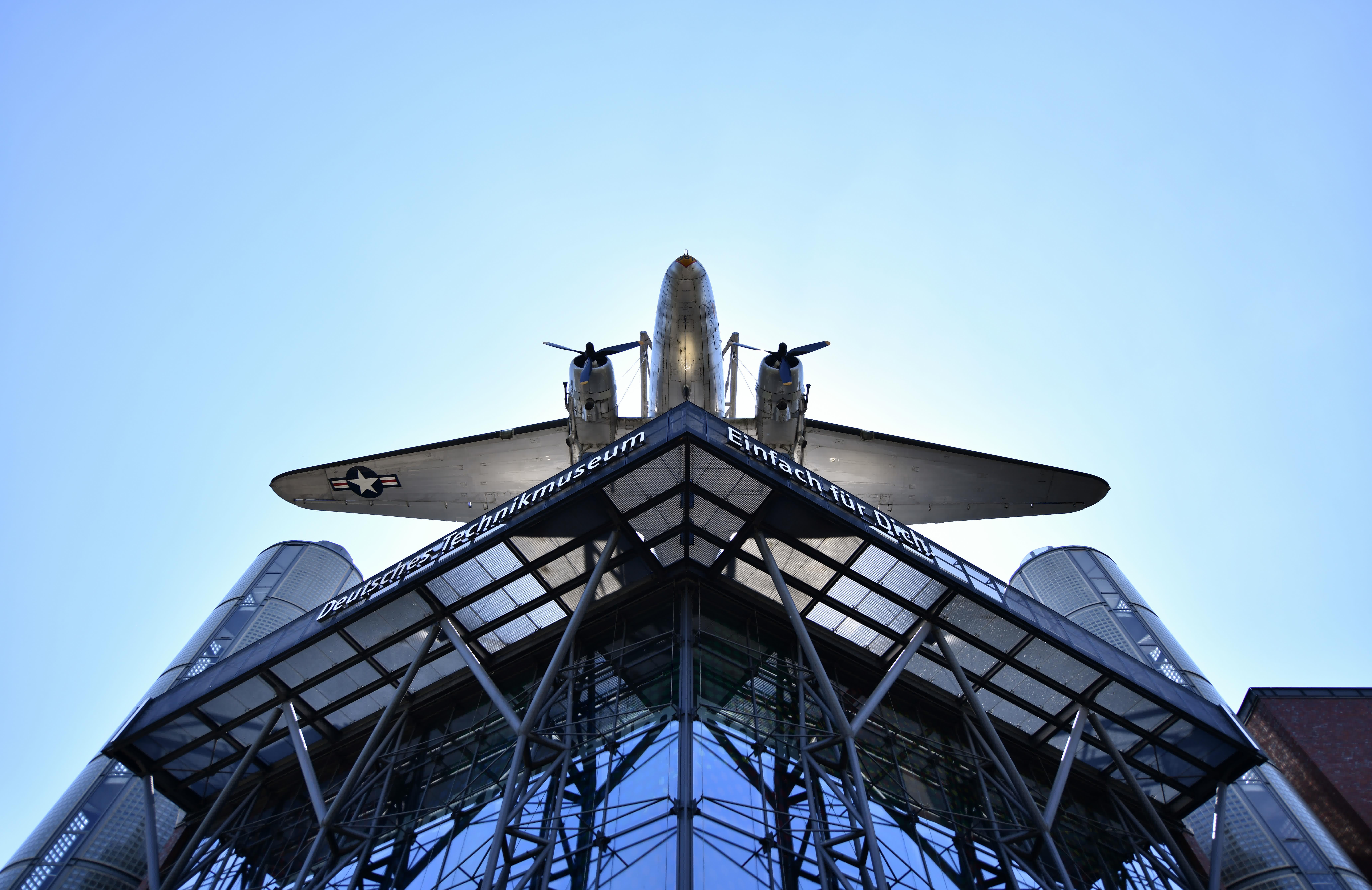5月17日，一架飛機在位於柏林的德國科技博物館航空展區展出。（新華社）