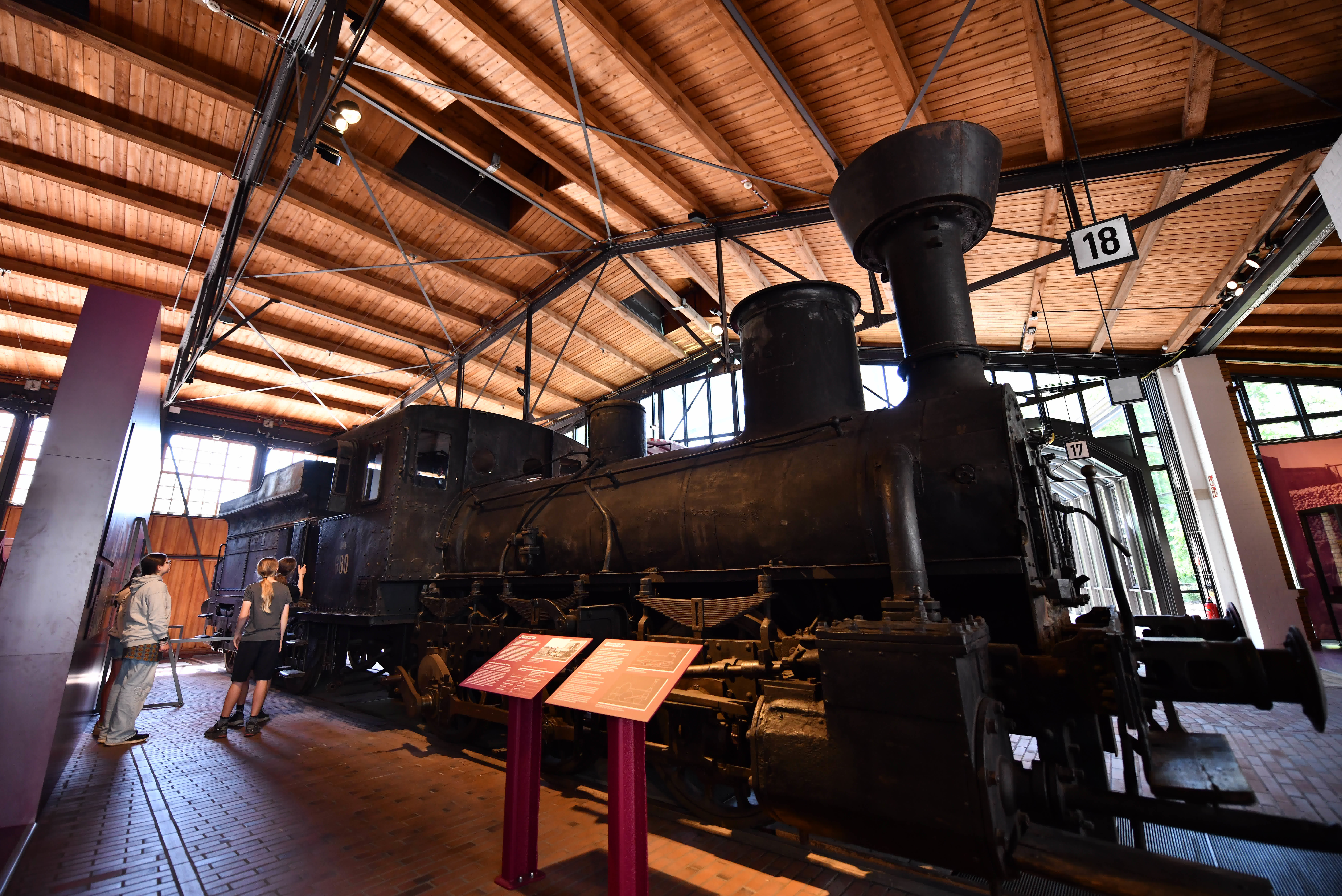5月17日，人們在位於柏林的德國科技博物館參觀一輛蒸汽機車。（新華社）