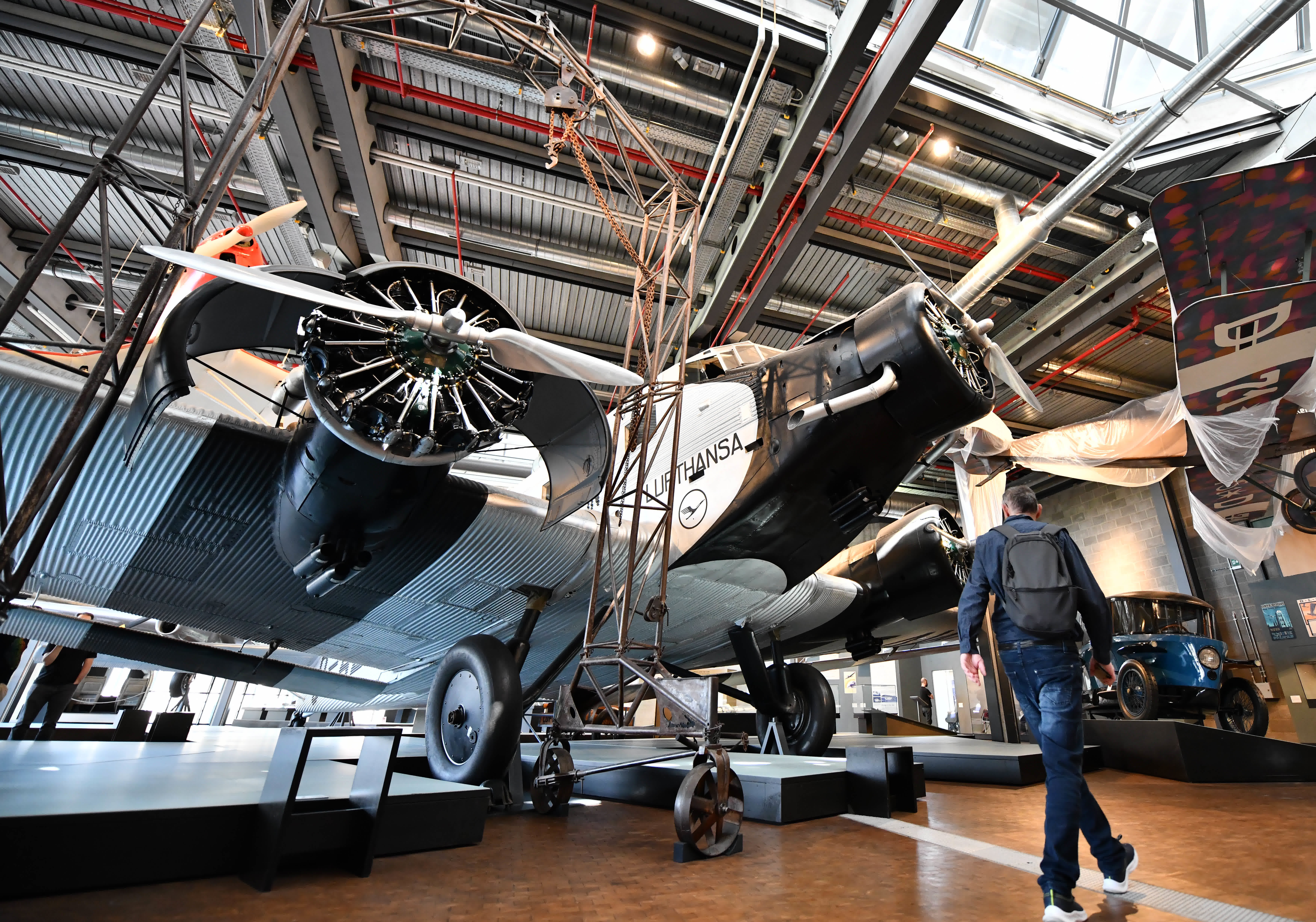 5月17日，一名男子在位於柏林的德國科技博物館航空展區參觀一架漢莎航空早期飛機。（新華社）