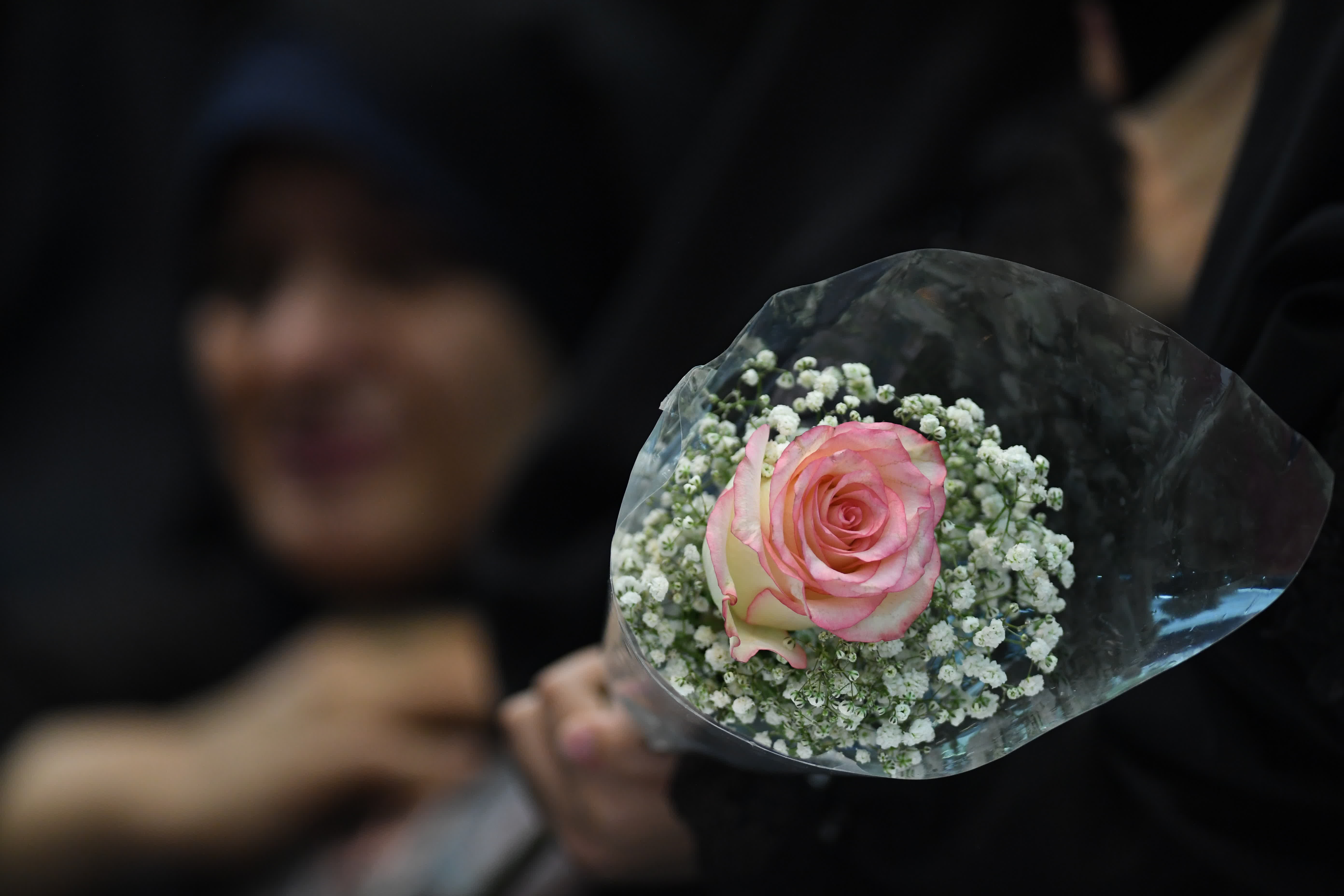 5月21日，在伊朗德黑蘭，悼念者手捧鮮花參加為總統萊希及其隨行人員舉行的遺體告別儀式。
