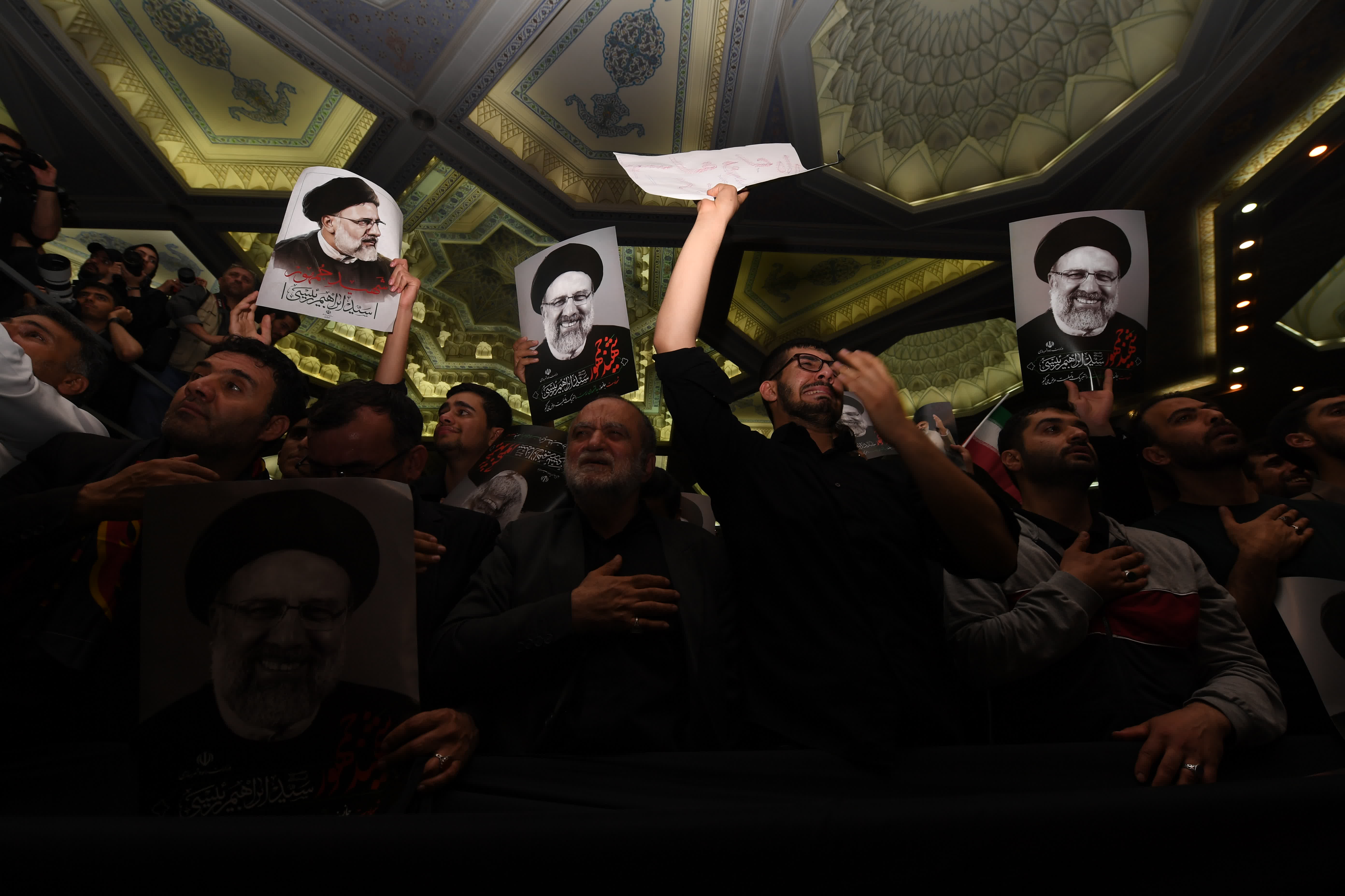5月21日，在伊朗德黑蘭，人們參加為總統萊希及其隨行人員舉行的遺體告別儀式。
