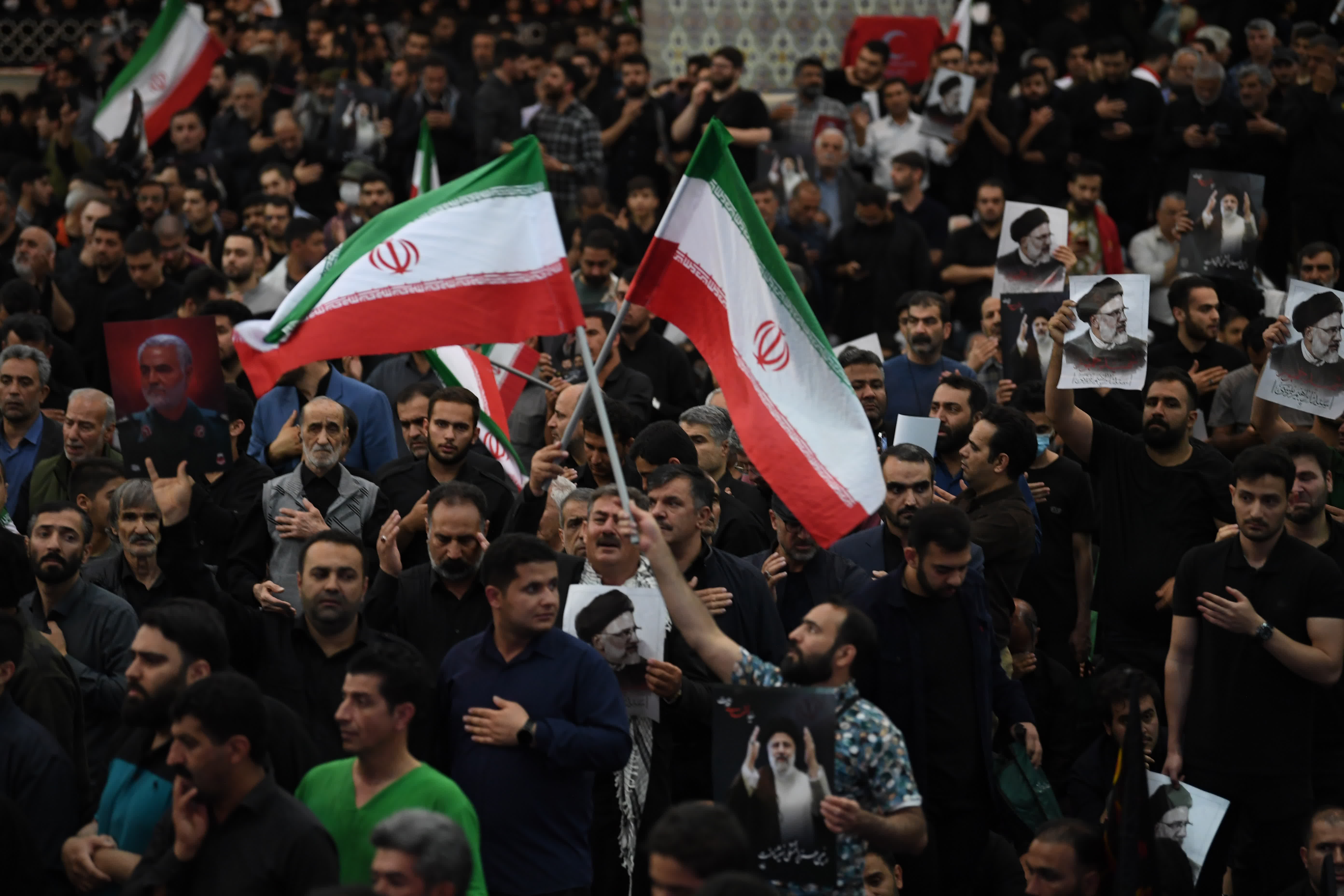 5月21日，在伊朗德黑蘭，人們參加為總統萊希及其隨行人員舉行的遺體告別儀式。
