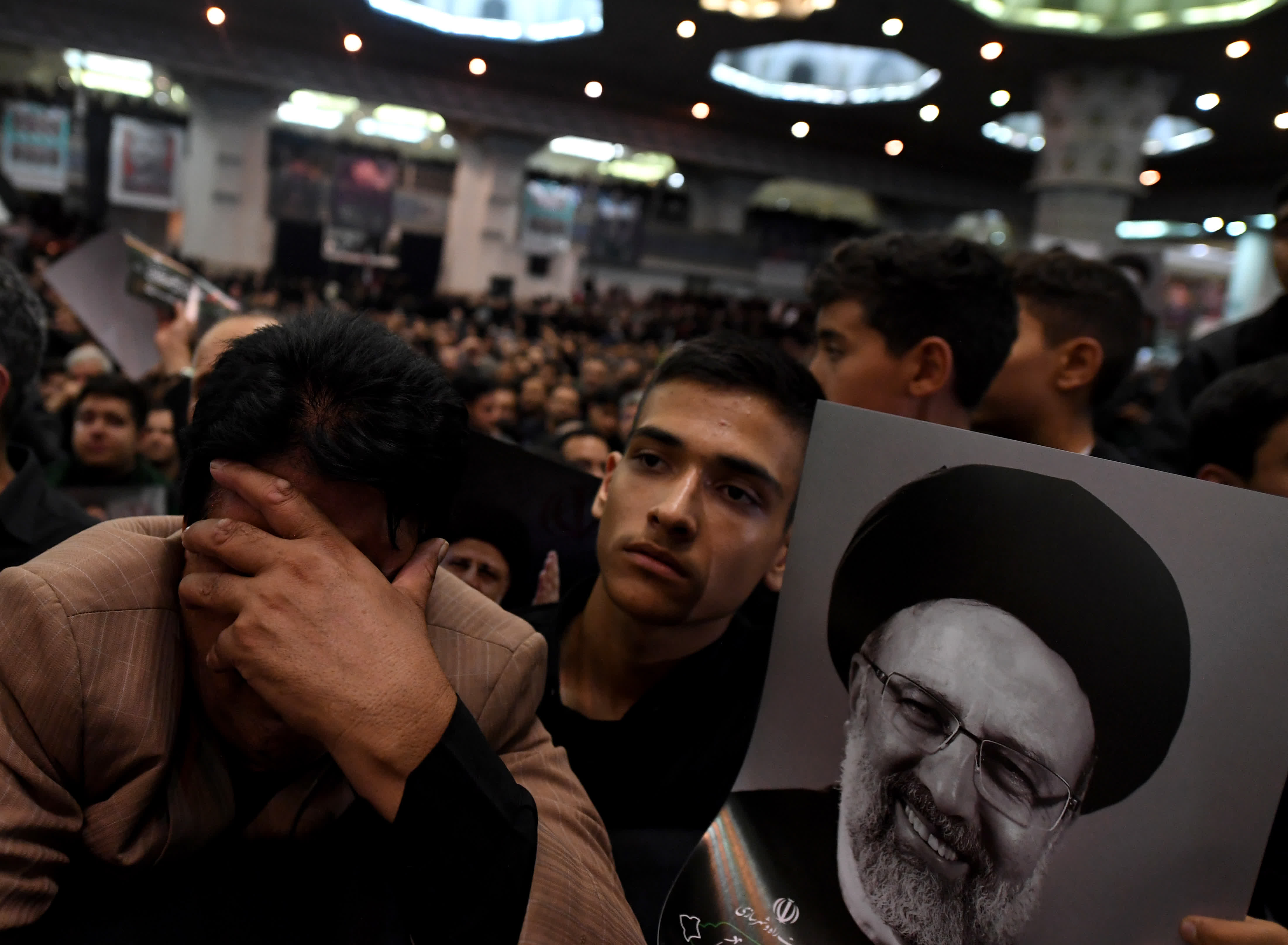 5月21日，在伊朗德黑蘭，人們參加為總統萊希及其隨行人員舉行的遺體告別儀式。